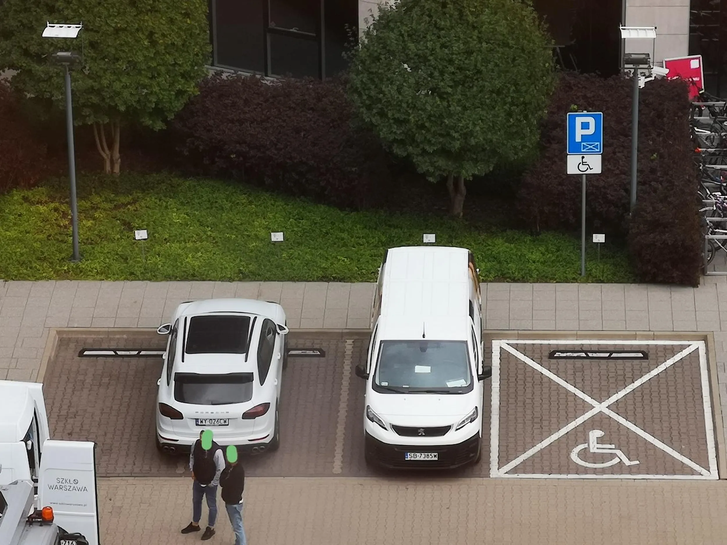 Przydałaby się wizyta u optometrysty, bo kierowca nie widzi linii parkingowych.