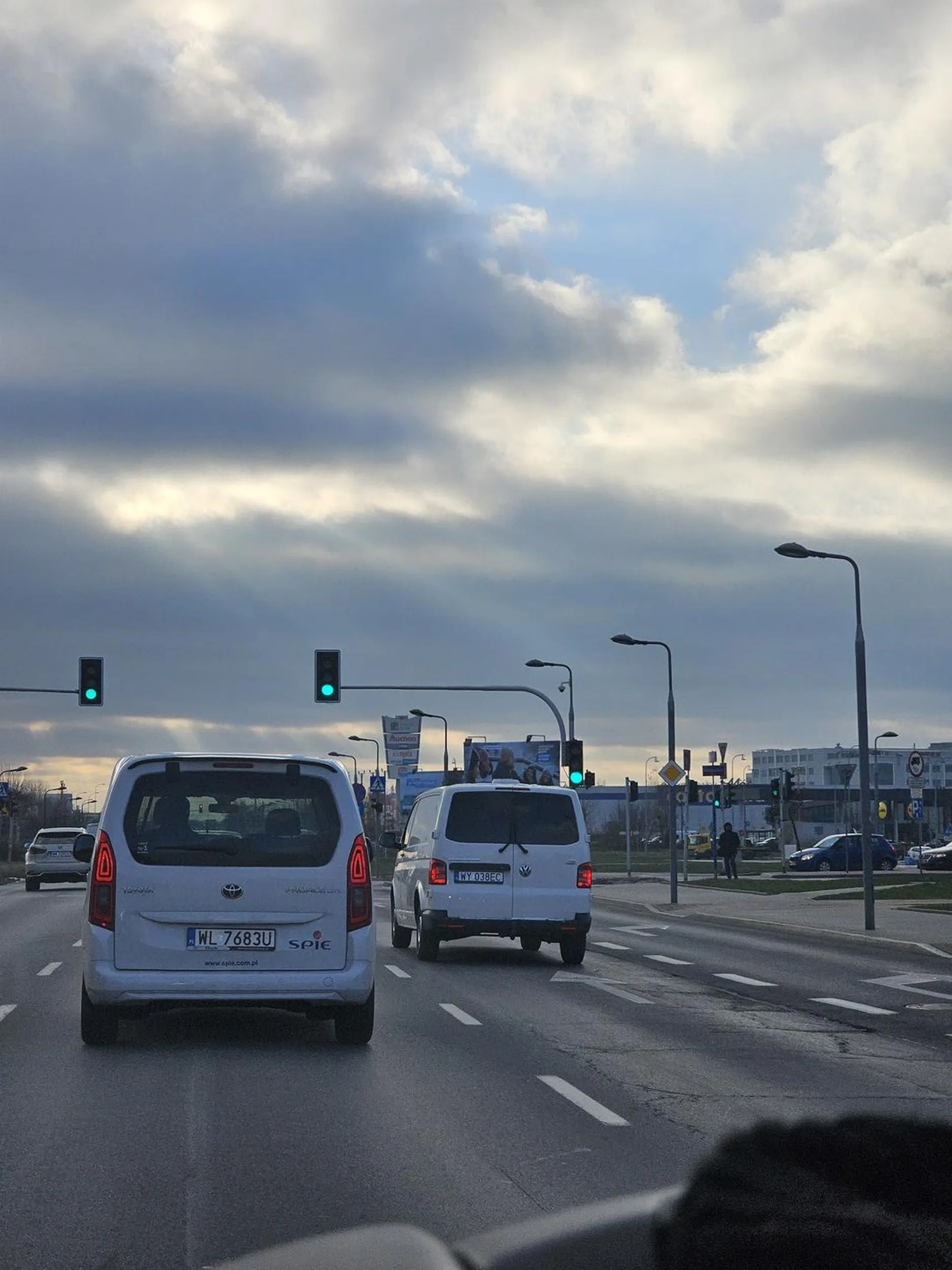 Próba wymuszenia kolizji na światłach. Warszawa krakowska, po zapaleniu się zielonego na skrzyżowaniu, zahamował i wbił wsteczny.
