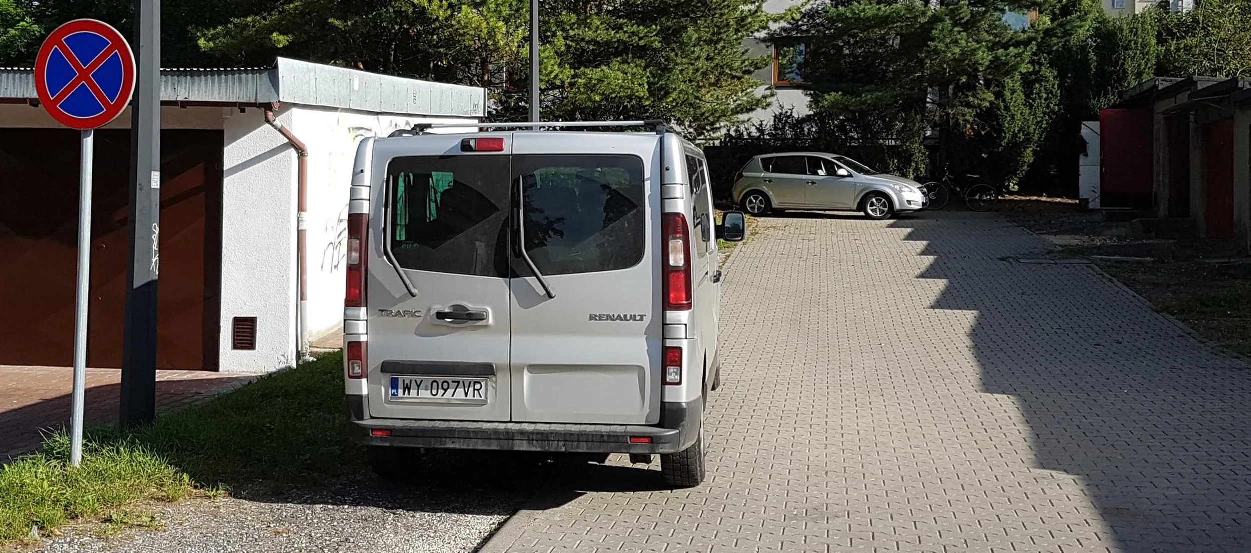 Miałem nie kablować, ale już mam dość tej "grzeczności". Dzisiaj zablokował wyjazd z trzech garaży. Czekam na policję.