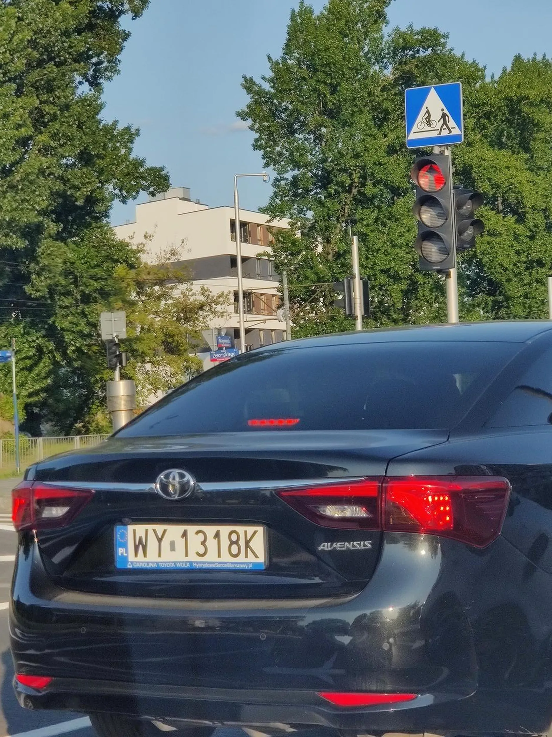 Uwaga to frustrat drogowy! Na osiedlowej drodze na Bielanach niebezpiecznie wyprzedza samochody, które utrzymają zasady bezpieczeństwa. Po wyprzedzaniu gwałtowanie hamuje i pryska gazem pieprzowym w innych. Sprawa na policję