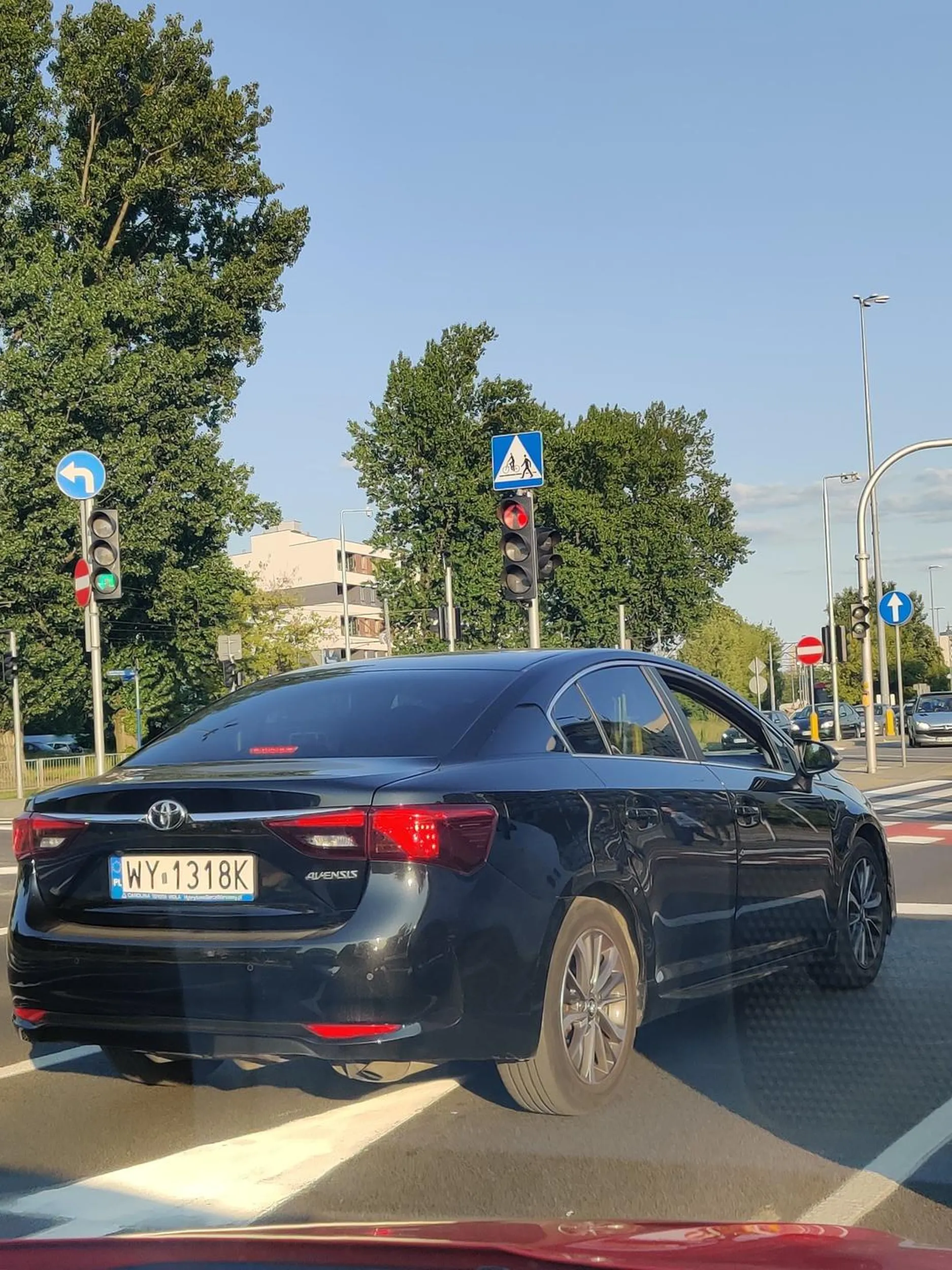 Uwaga to frustrat drogowy! Na osiedlowej drodze na Bielanach niebezpiecznie wyprzedza samochody, które utrzymają zasady bezpieczeństwa. Po wyprzedzaniu gwałtowanie hamuje i pryska gazem pieprzowym w innych. Sprawa na policję