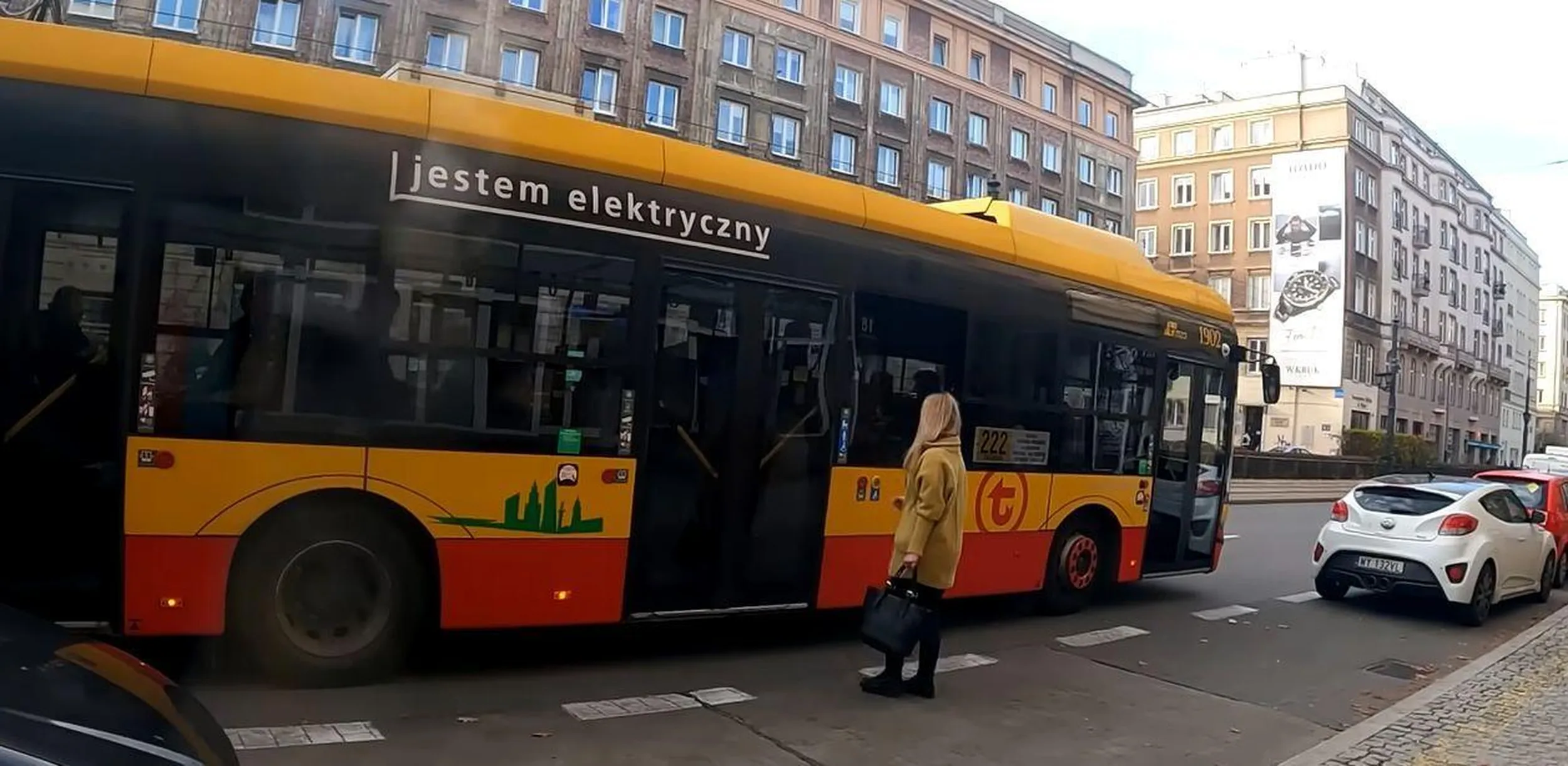 Notorycznie parkuje na przystankach komunikacji miejskiej