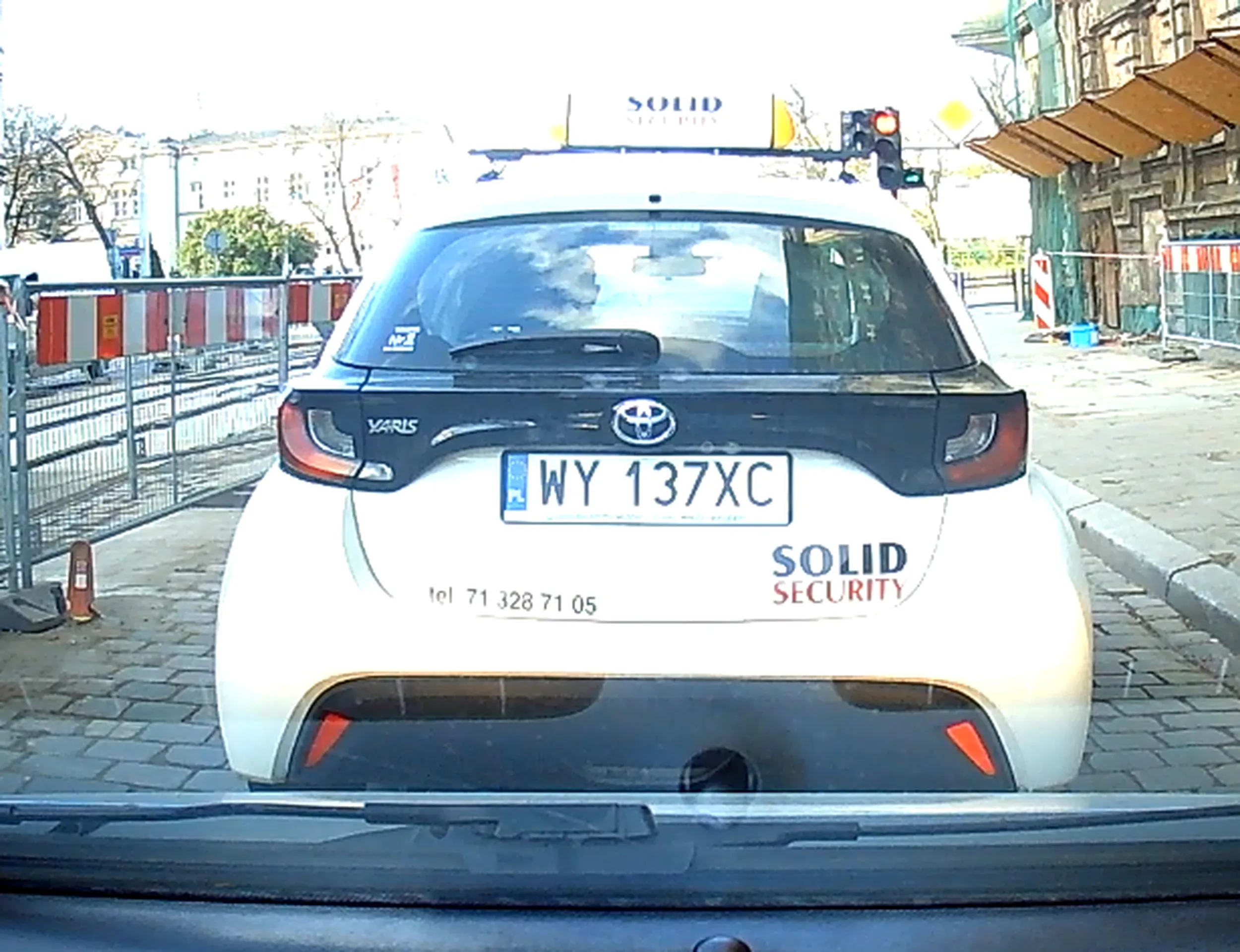 cham się wpycha bez kolejki, wymuszając pierwszeństwo