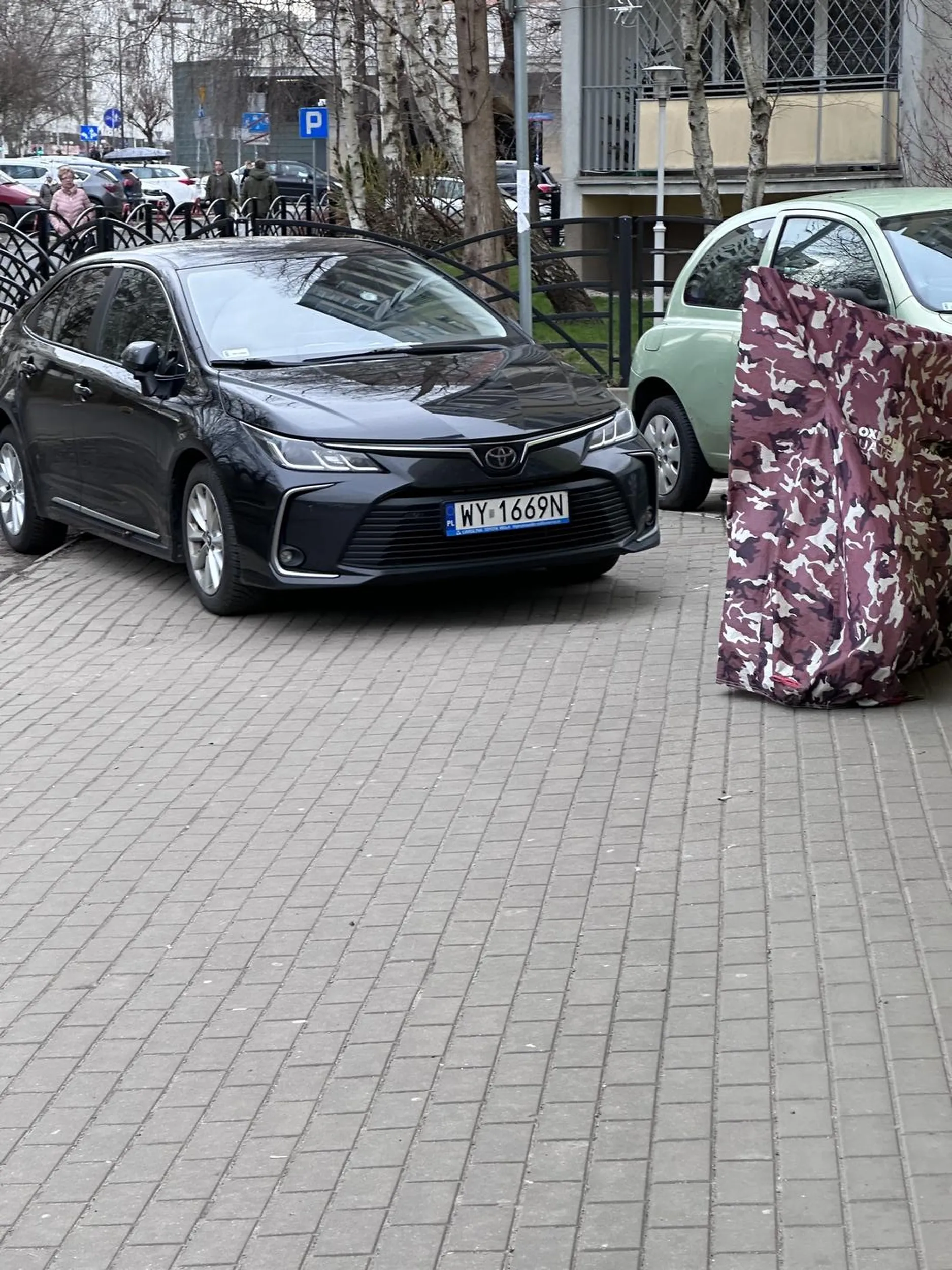 Tak oto kierowca tej toyota zaparkował na chodniku zastawiajac przejście pieszym. Szkoda, ze nie wjechał do biedronki….