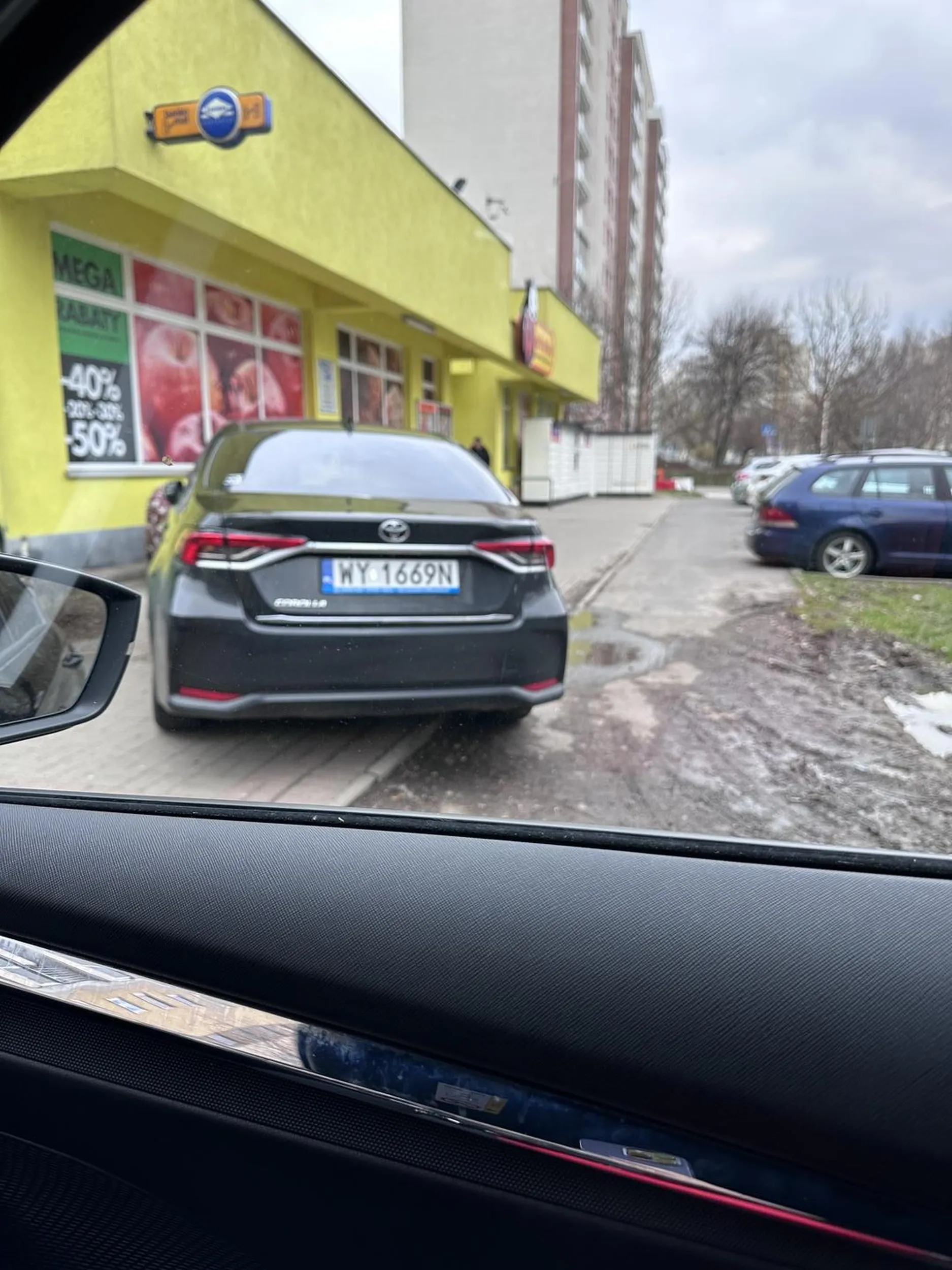 Tak oto kierowca tej toyota zaparkował na chodniku zastawiajac przejście pieszym. Szkoda, ze nie wjechał do biedronki….