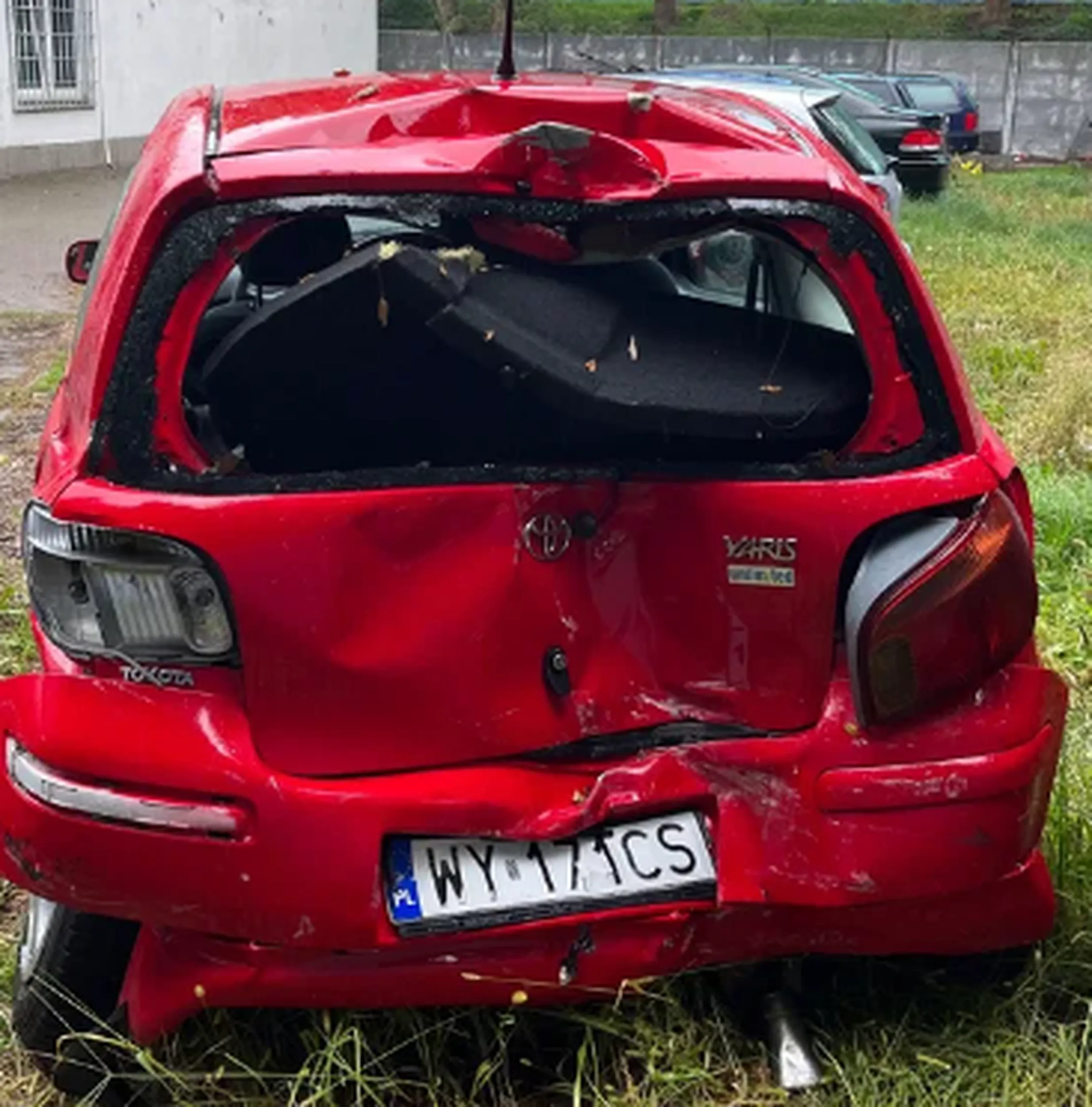 Upadłem na to auto i sie rozwaliło