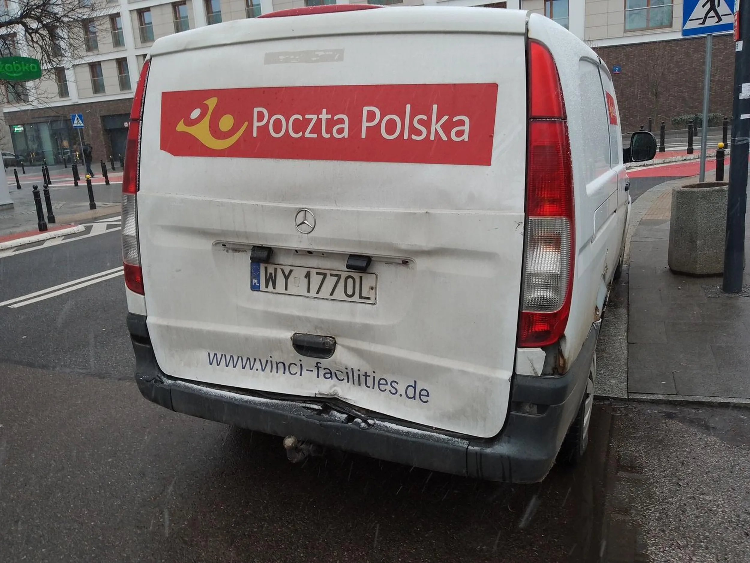 Stale proszony Pan o nie parkowanie w tym miejscu samochodem ponieważ ciężko wyjechać z wyjazdu oraz pełno wypadków się dzieje. Samochód z ledwością jeździć kopci dziurawy tłumik co hałasuje późnym popołudniem