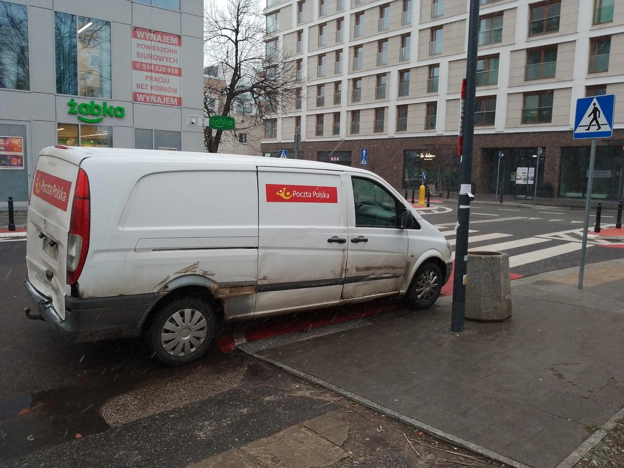 Stale proszony Pan o nie parkowanie w tym miejscu samochodem ponieważ ciężko wyjechać z wyjazdu oraz pełno wypadków się dzieje. Samochód z ledwością jeździć kopci dziurawy tłumik co hałasuje późnym popołudniem