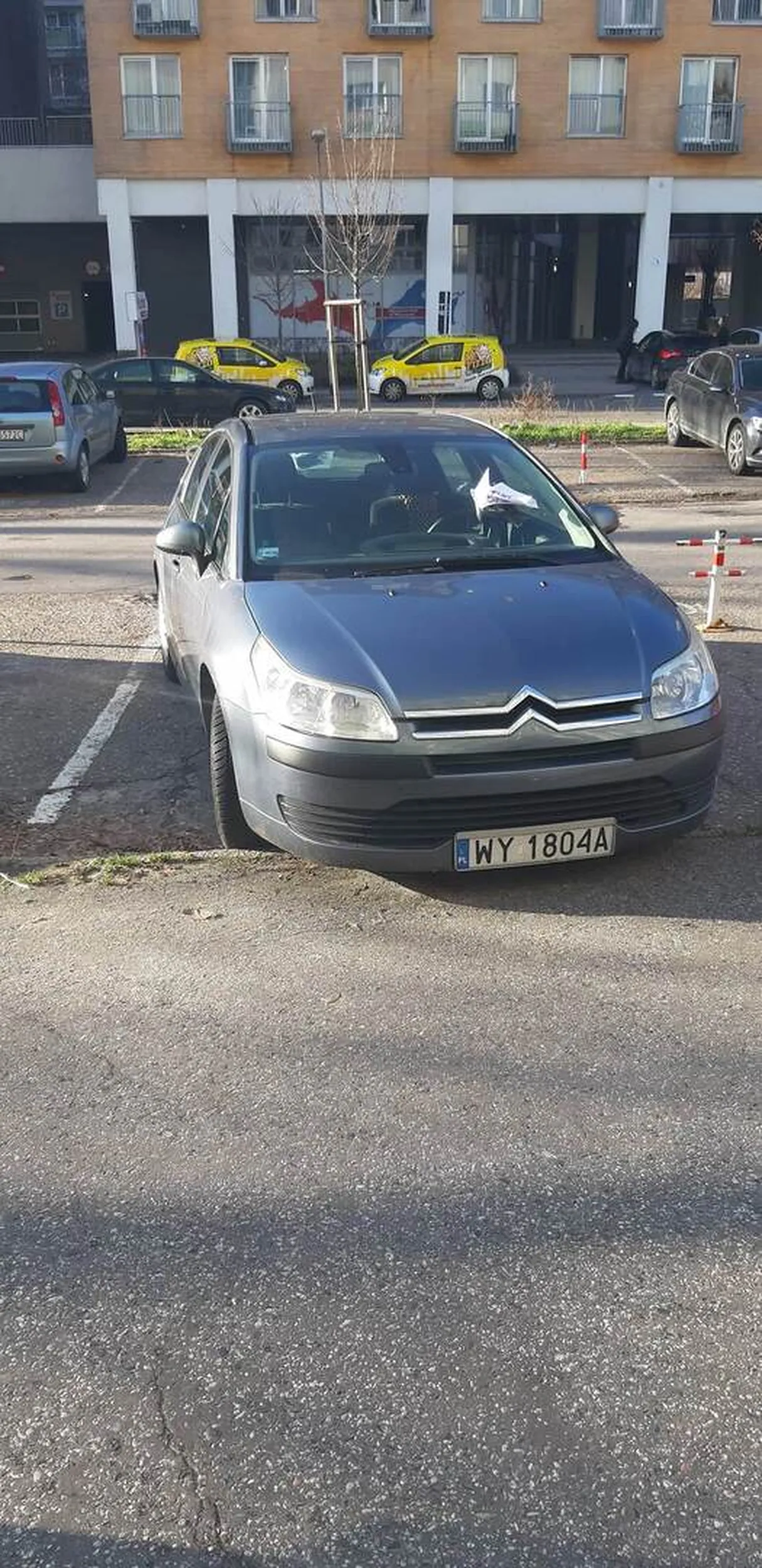 Kierowca zaparkował samochodem na moim miejscu parkingowym (opłaconym i wynajętym przez wspólnotę tylko mnie), gdy mnie nie było, a zapomniałem podnieść drążka. Stoi od dwóch tygodni i nie reaguje na pisemne upomnienia.