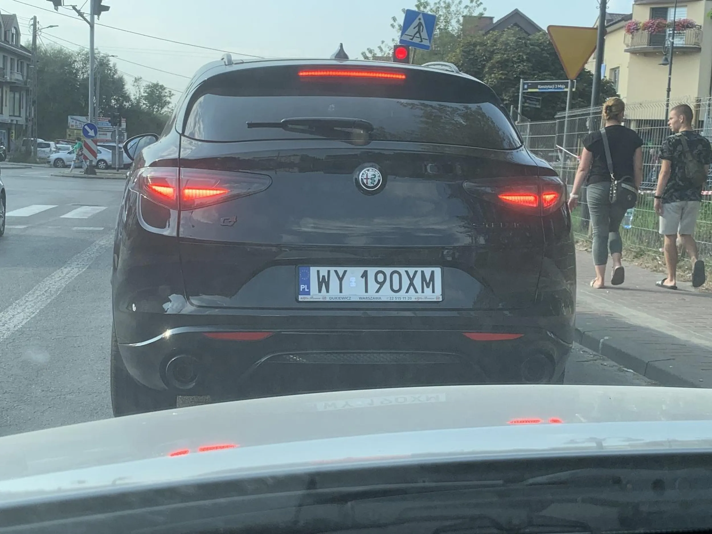 Kierowca wymusza pierwszeństwo na zjeździe z ronda żeby następnie wyprzedzić samochód na kolejnym skrzyżowaniu