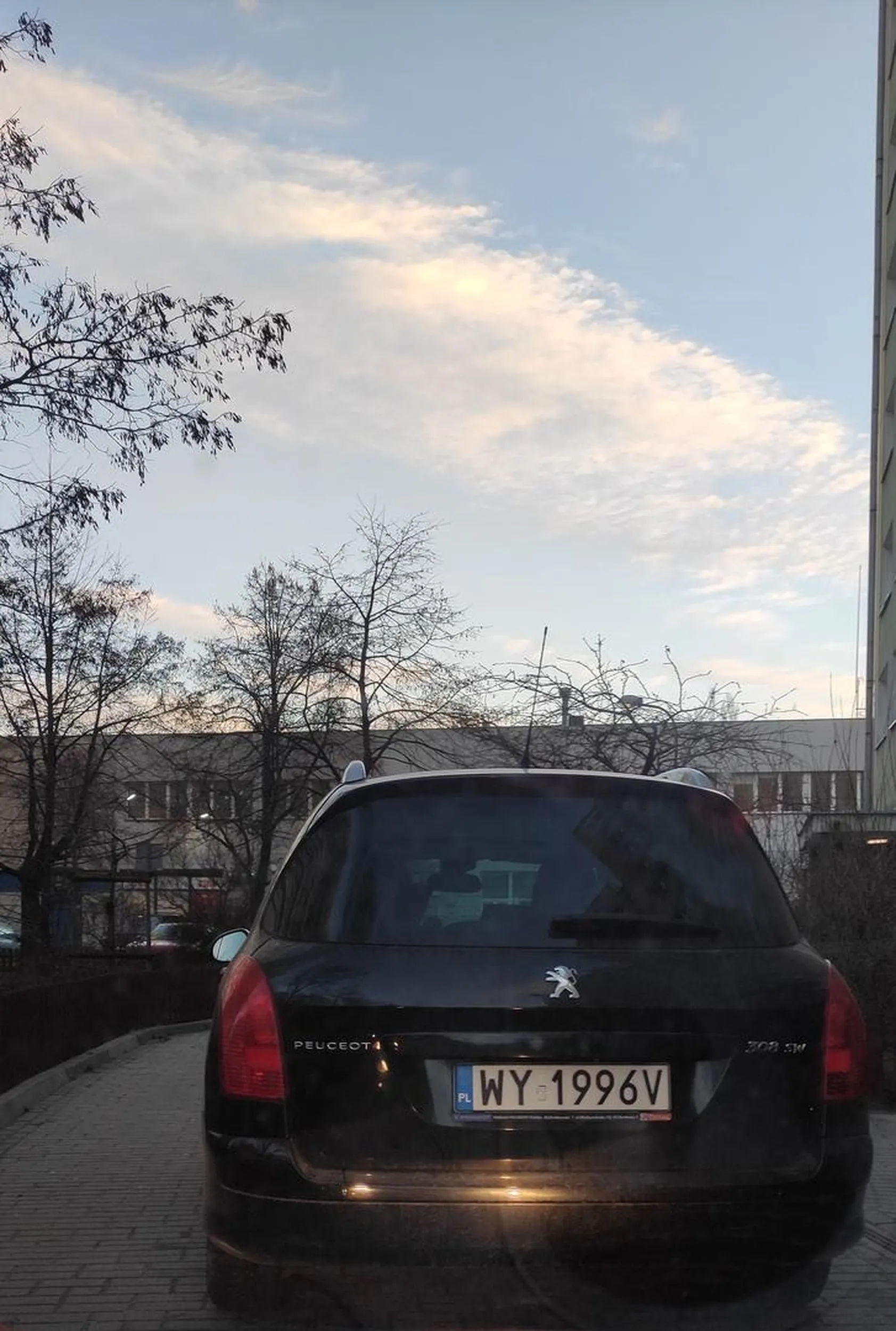 Waska droga na jedno auto Pan dziadek zaparkowal i zniknął na 30 min.przez ten czas brak przejazdu. Brak jakiejkolwiek kultury kierowcy.szkoda słów.