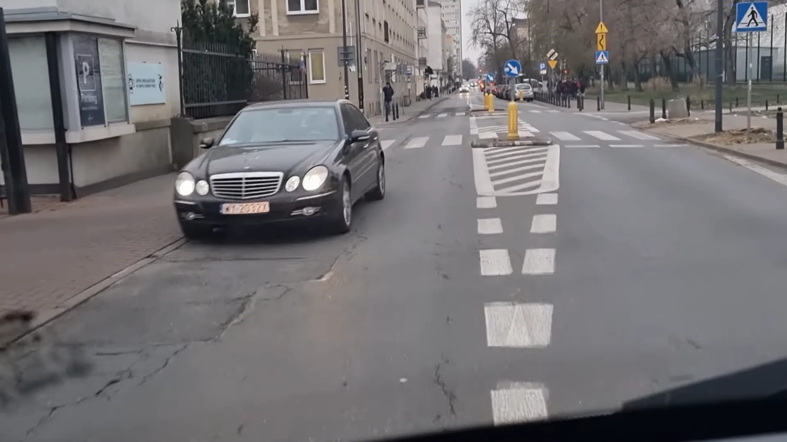 Bezmyślny kierowca, nie potrafi przepuścić karetki na bombach, wjeżdżającej do szpitala