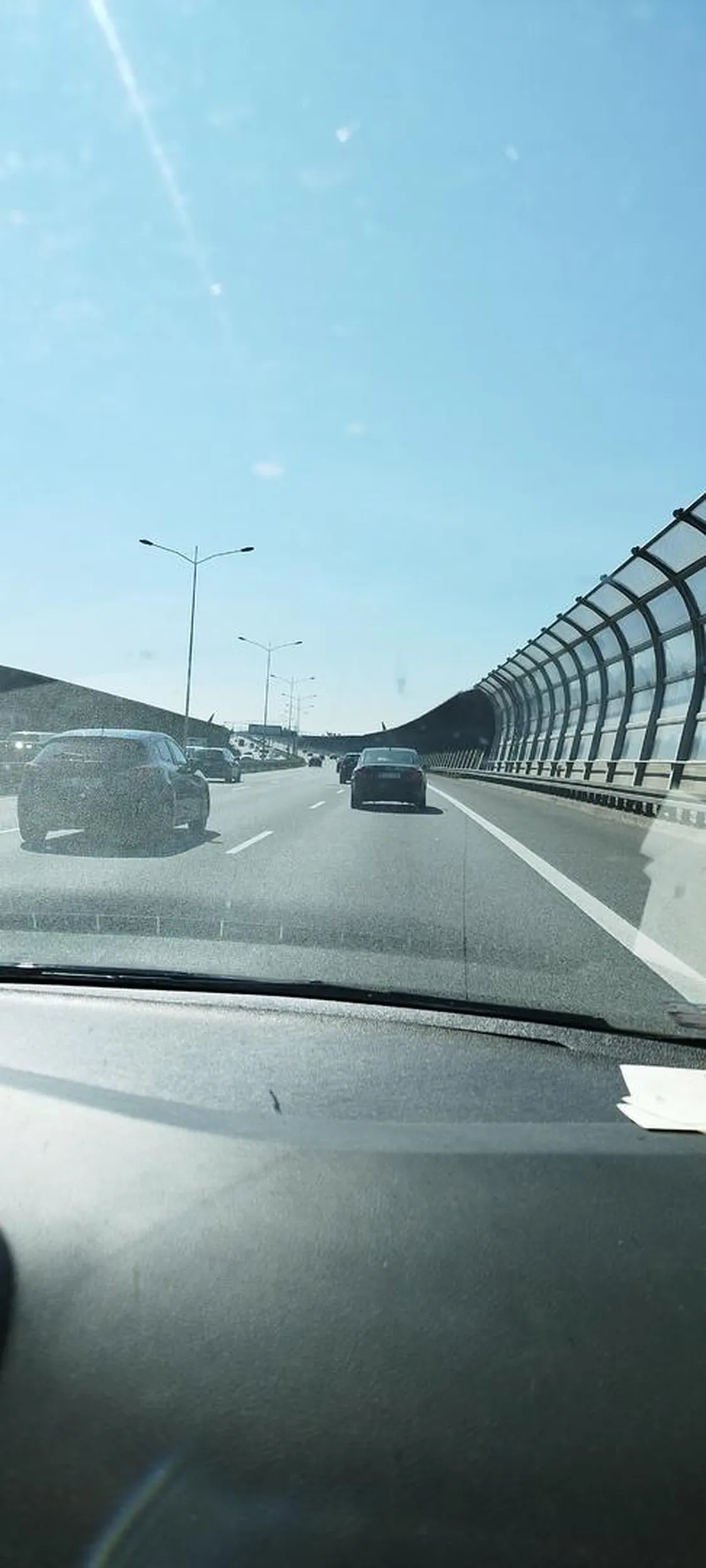 16 września 2023 tuż przed 13:00 na A4 pod Wrocławiem kierowca tego pojazdu nieodpowiedzialnie zmieniał pasy ruchu zajeżdżając drogę innemu pojazdowi. Niemal doprowadził do tragicznego w skutkach wypadku. Zjechał z autostrady do Wrocławia na węźle Wrocław Stadion. Chyba nie zdawał sobie nawet sprawy do jak groźnego incydentu doprowadził. Ponadto auto bardzo dymiło przy przyspieszeniach.