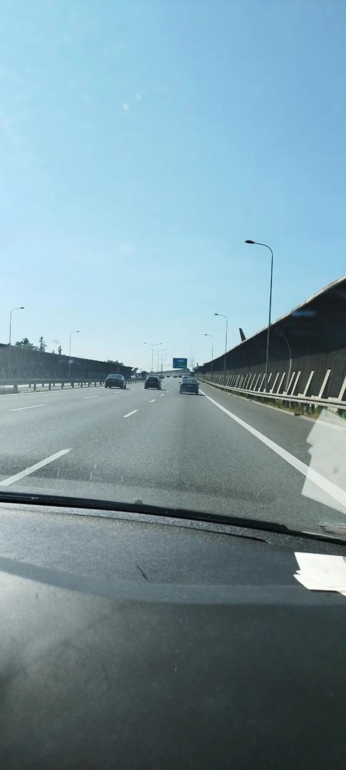 16 września 2023 tuż przed 13:00 na A4 pod Wrocławiem kierowca tego pojazdu nieodpowiedzialnie zmieniał pasy ruchu zajeżdżając drogę innemu pojazdowi. Niemal doprowadził do tragicznego w skutkach wypadku. Zjechał z autostrady do Wrocławia na węźle Wrocław Stadion. Chyba nie zdawał sobie nawet sprawy do jak groźnego incydentu doprowadził. Ponadto auto bardzo dymiło przy przyspieszeniach.