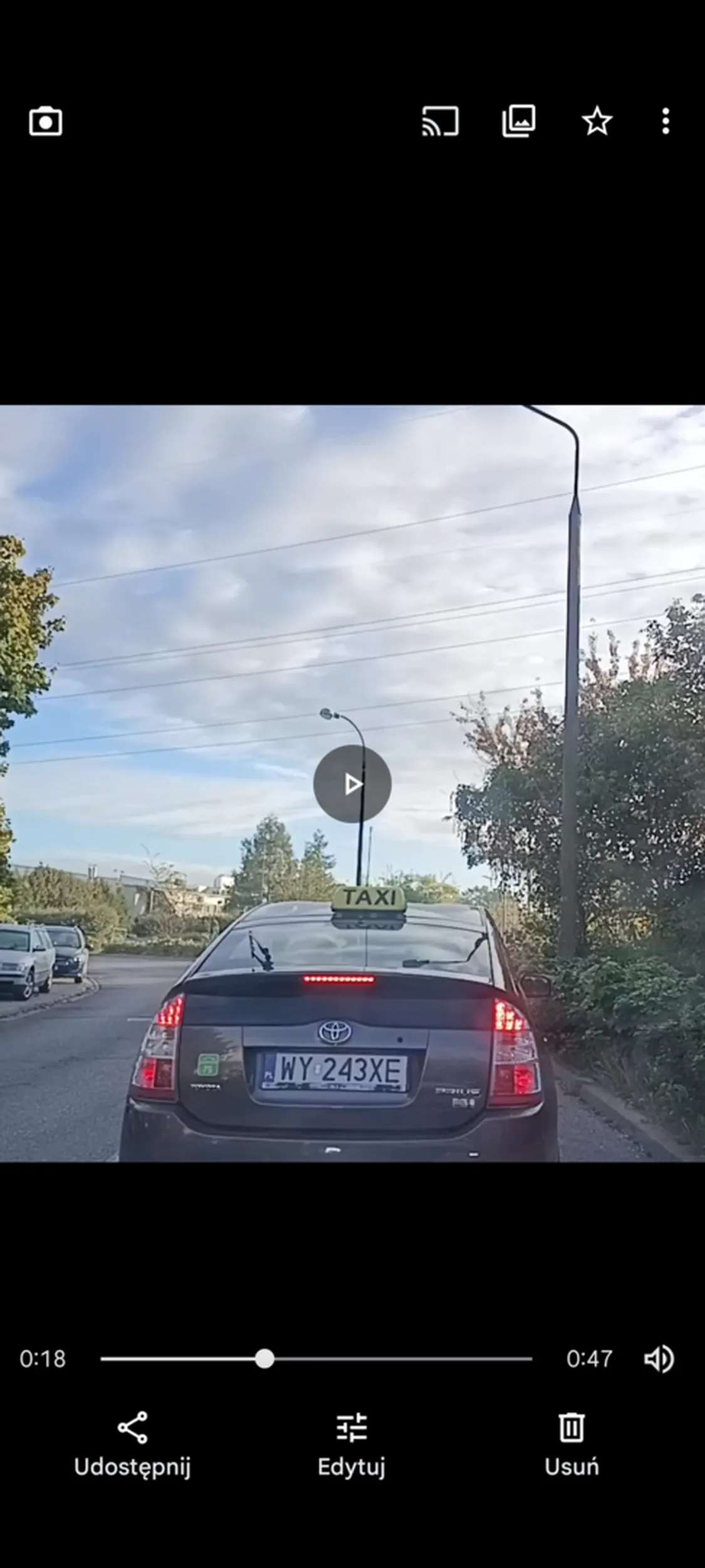 Dziad z taryfy blokuje ruch jadąc 5kmh i możliwość wyprzedzania go złośliwie zatrzymując się na łuku zakrętu. Taryfiarz to stan ubytku umysłu.