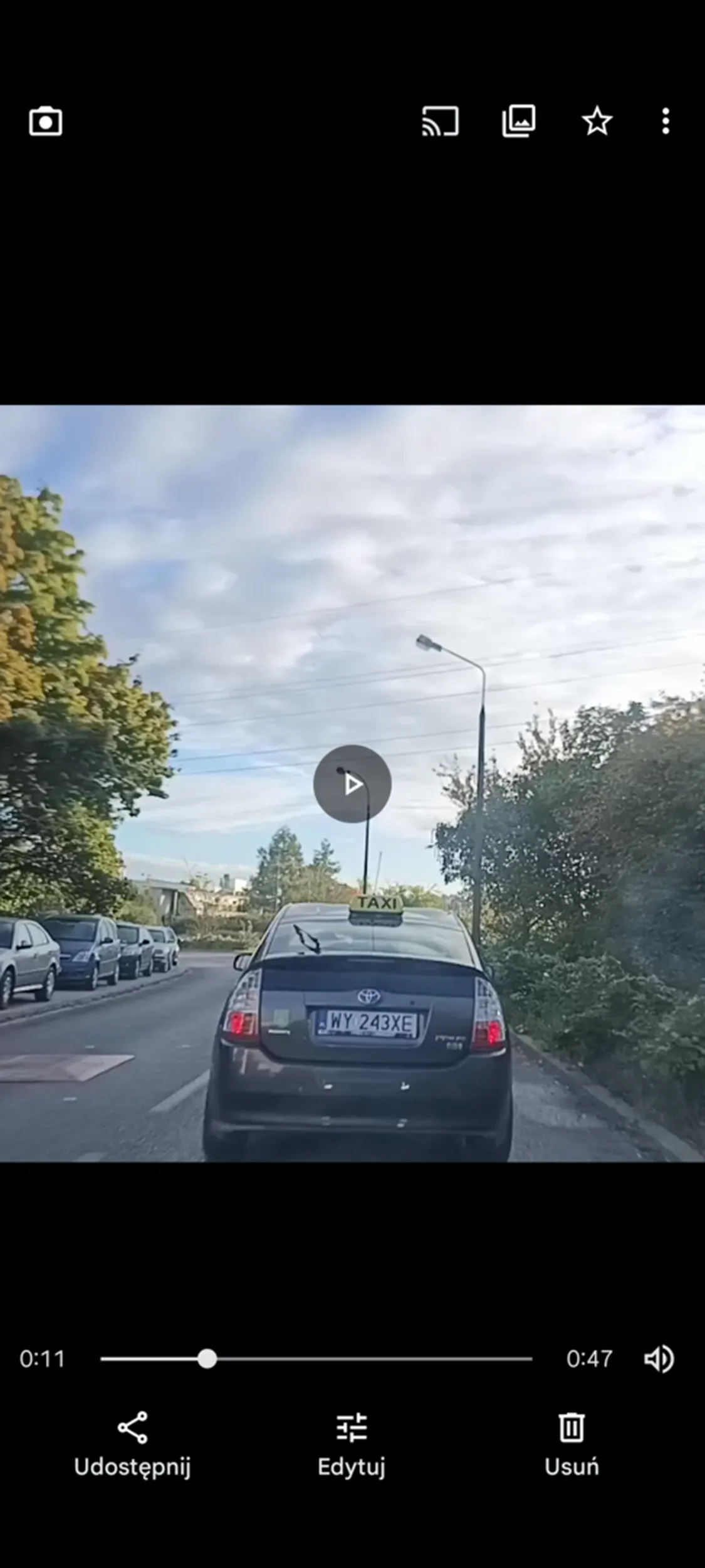 Dziad z taryfy blokuje ruch jadąc 5kmh i możliwość wyprzedzania go złośliwie zatrzymując się na łuku zakrętu. Taryfiarz to stan ubytku umysłu.