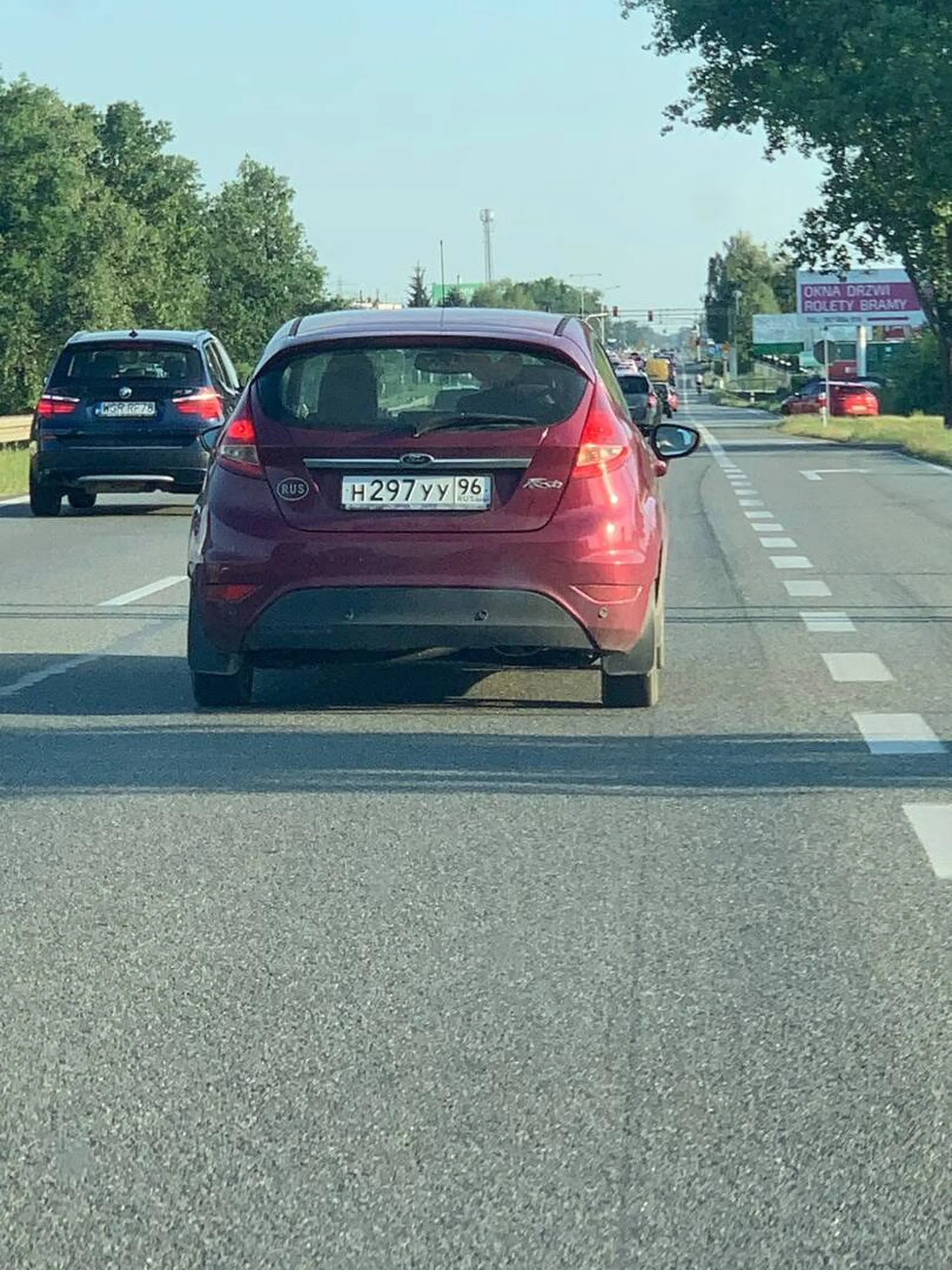 Ten komentarz został zostawiony przez obrażonego Rosjanina wobec tego małego czerwonego samochodu. Po tym, jak go wyprzedziłem, zobaczyli na moim samochodzie ukraińską flagę i zaczęli migać światłami drogowymi oraz pokazywać obsceniczne gesty. Zatrzymałem ich samochód, przestrzegając wszystkich środków bezpieczeństwa, i chciałem wyjaśnić, co poszło nie tak. W odpowiedzi, obywatele Federacji Rosyjskiej grozili mi fizycznymi represjami. Rozmowa odbywała się w języku rosyjskim, ponieważ nie rozmawiają w żadnym innym języku, co jest dziwne. Posiadam nagranie video, na którym kierowca czerwonego Forda krzyczy nieprzerwanie. Myślę, że powinien udać się do psychiatry.