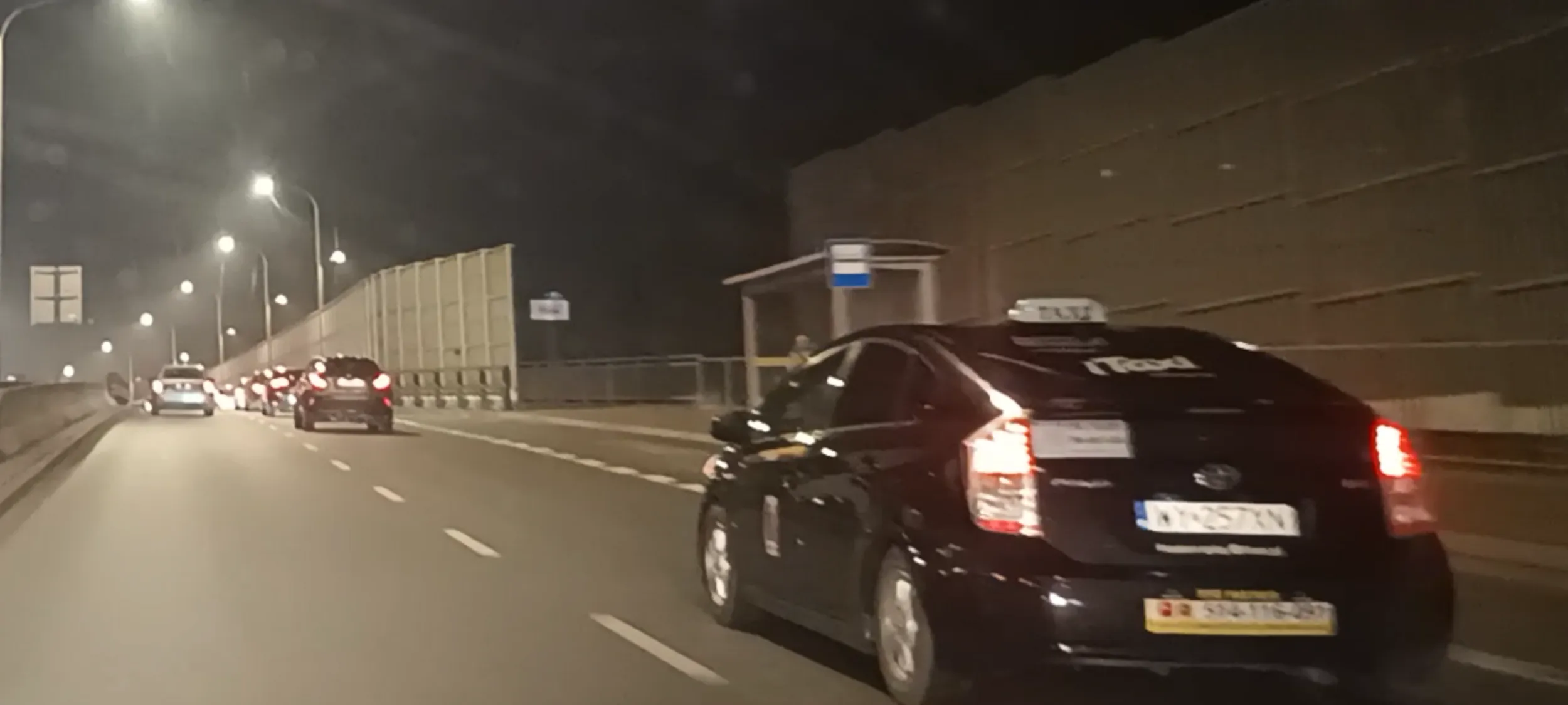 Przejeżdża przez skrzyżowanie na czerwonym sygnalizatorze świetlnym. Odradzam tego taxi parówę.