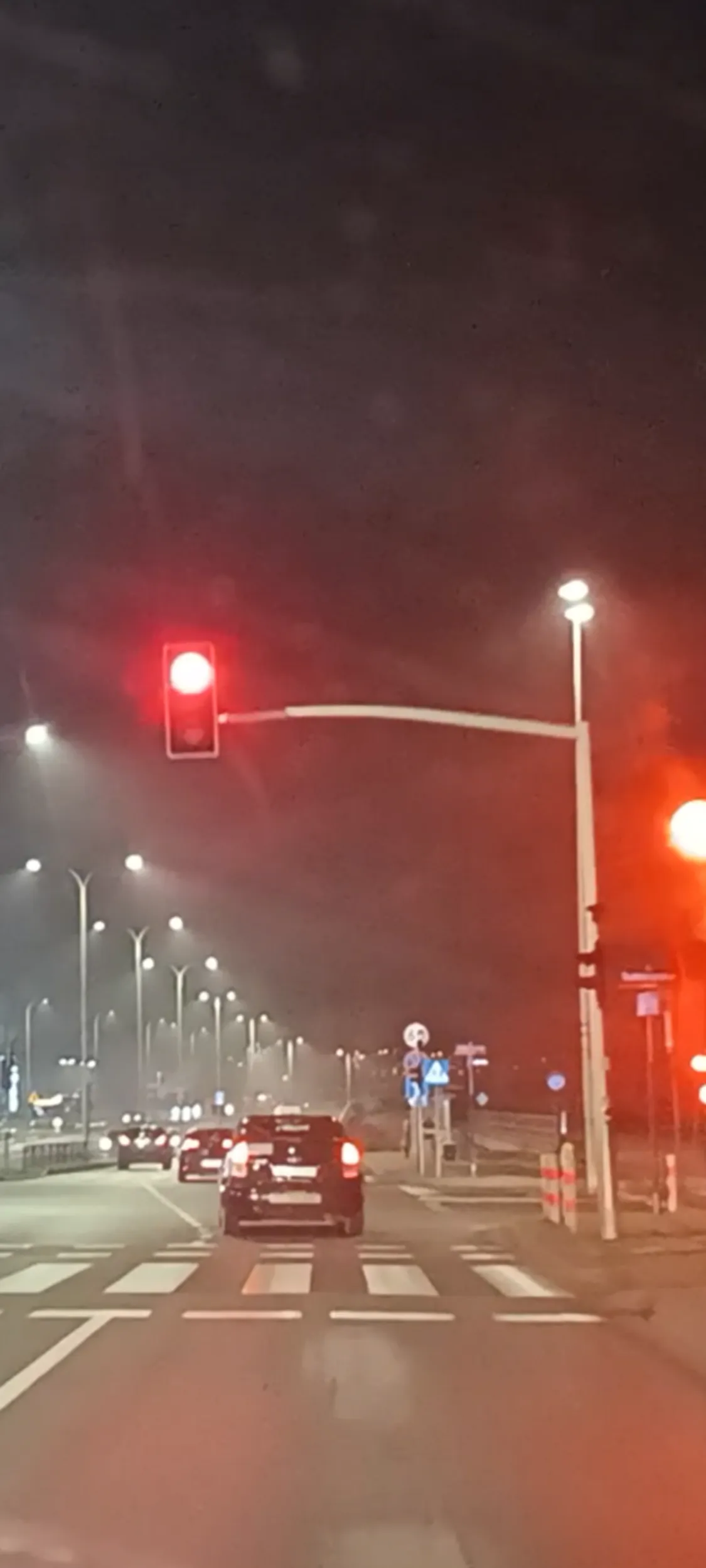 Przejeżdża przez skrzyżowanie na czerwonym sygnalizatorze świetlnym. Odradzam tego taxi parówę.