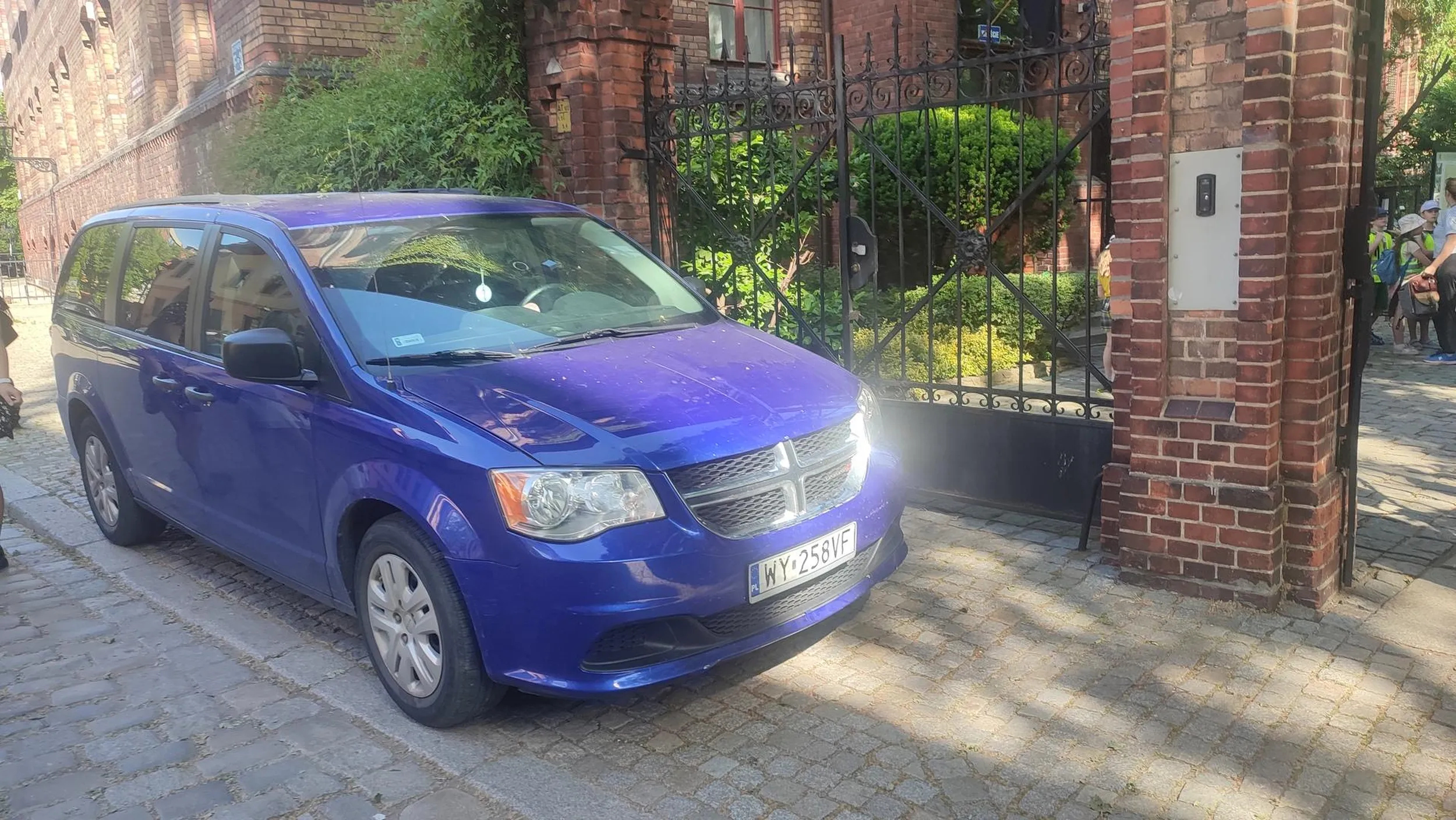 Kierowca być może niedowidzący, nieodróżniający miejsc parkingowych w leżącej 2 m dalej strefie parkingowej od wjazdu do bramy. Skandaliczne o tyle, że to z uwagi na remont JEDYNY wjazd do Ogrodu Botanicznego we Wrocławiu - czyli miejsca, gdzie są tabuny ludzi, dzieci które biegają i może im się coś stać, kobiety w ciąży i starsze osoby, które mogą zasłabnąć od ciepła czy słońca, czy po prostu randomowe sytuacje typu - kogoś użarła osa. Bo się tyłka nie chce ruszyć i dwóch złotych zapłacić. Nie życzę Ci, żebyś miał kogoś na sumieniu.