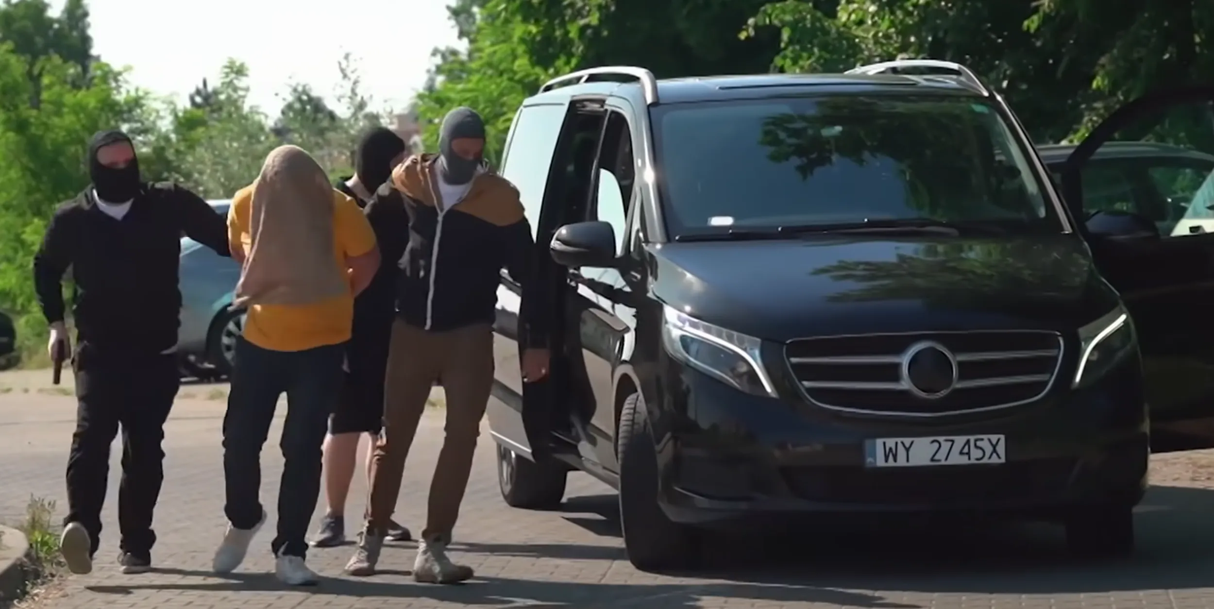 nie bezpieczni porywacze z bronia