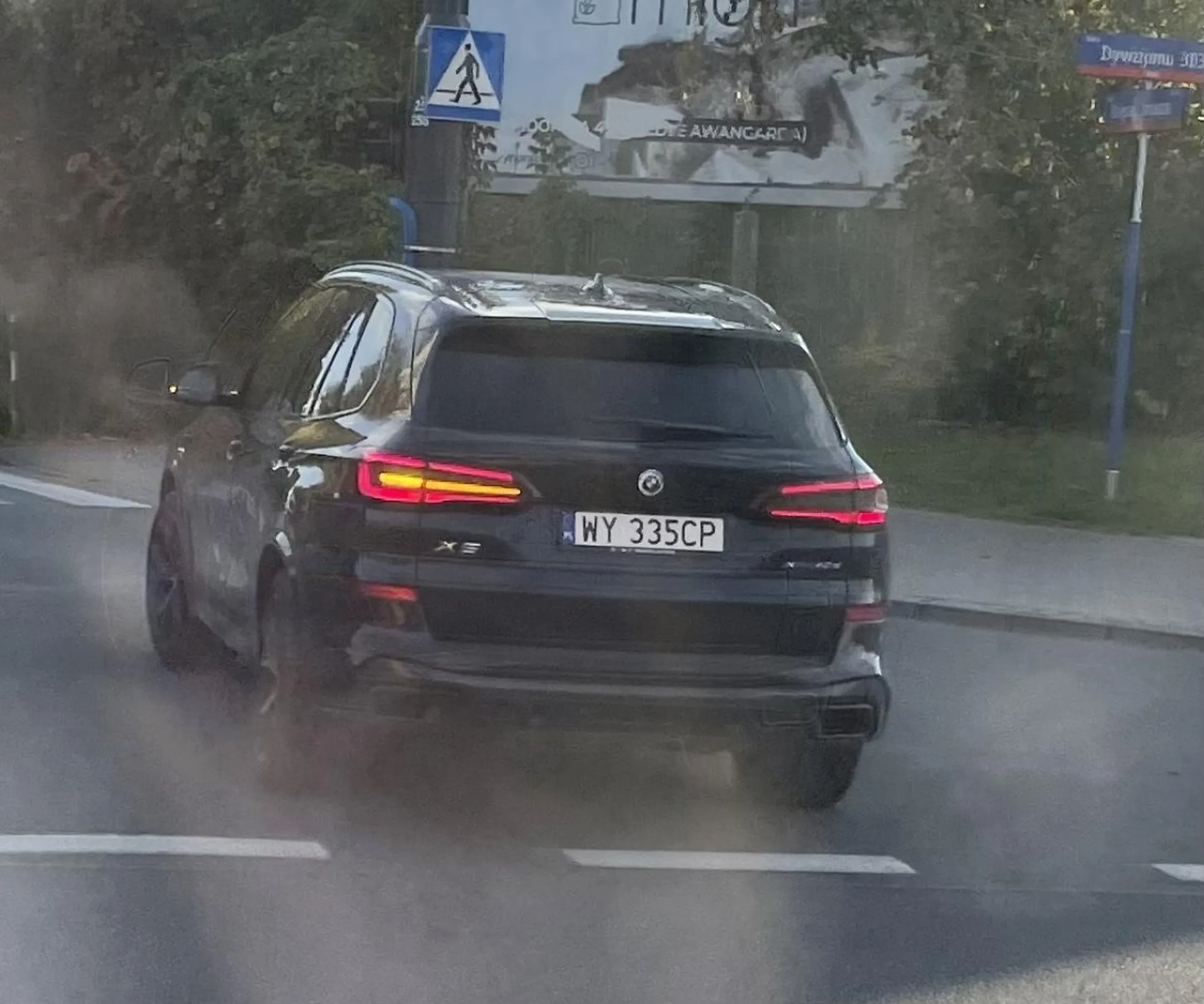 Bezmózg w BMW nie zatrzymał się, gdy ludzie wysiadali z tramwaju na przystanku na jezdnię na ul obozowej. O mały włos od tragedii. Dwa przystanki dalej wymusił pierwszeństwo zmuszając tramwaj do ostrego hamowania. Bandyta drogowy