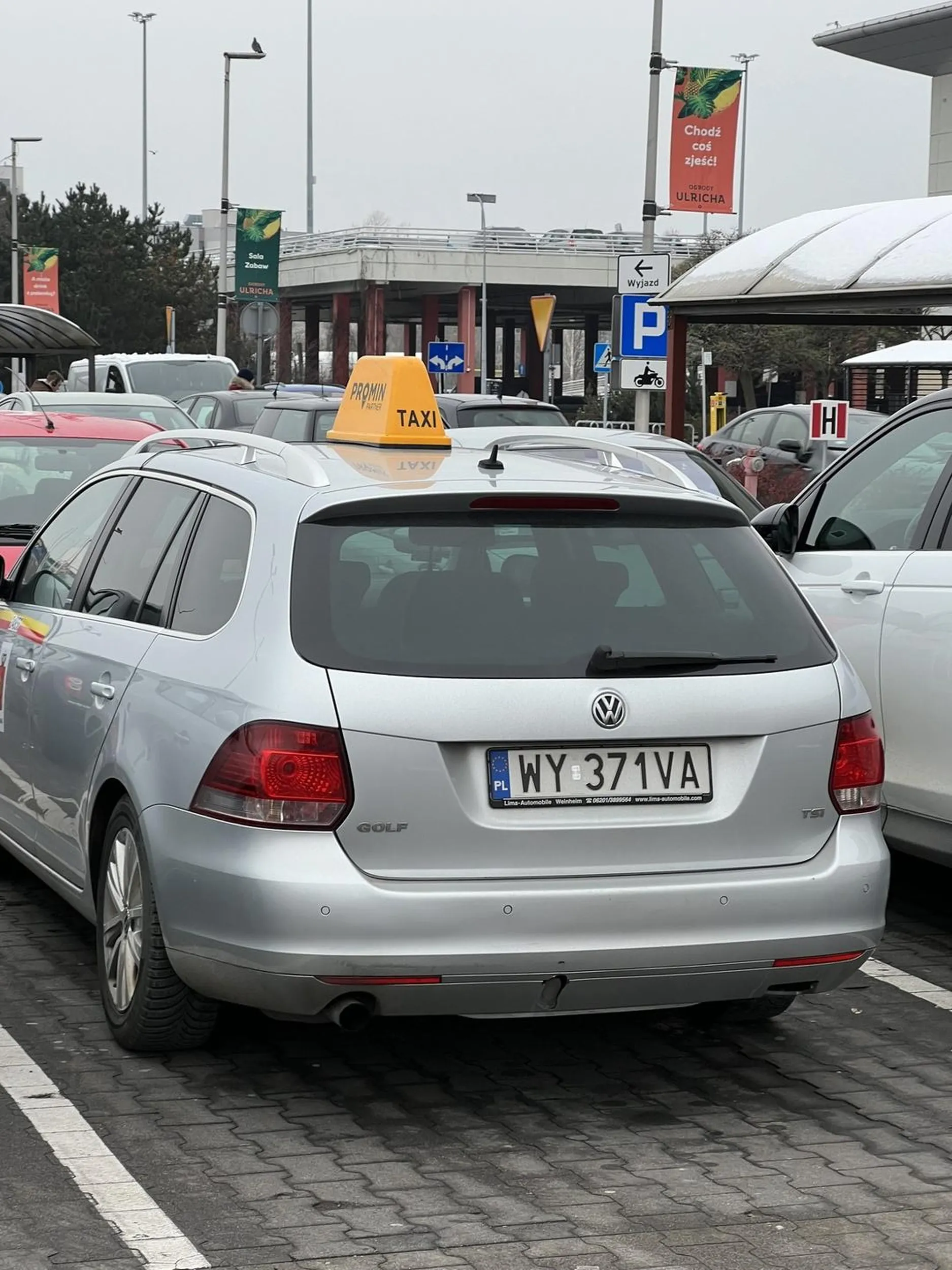 Serdecznie nie polecam, w trakcie wjeżdżania tyłem w miejsce parkingowe taksówkarz zajechał mi drogę tłumacząc się, że z końca drogi jadąc z naprzeciwka on mi pokazywał przez szybę że to jego miejsce ? oczywiście potem zamknął okno i stwierdził że on sobie może poczekać.