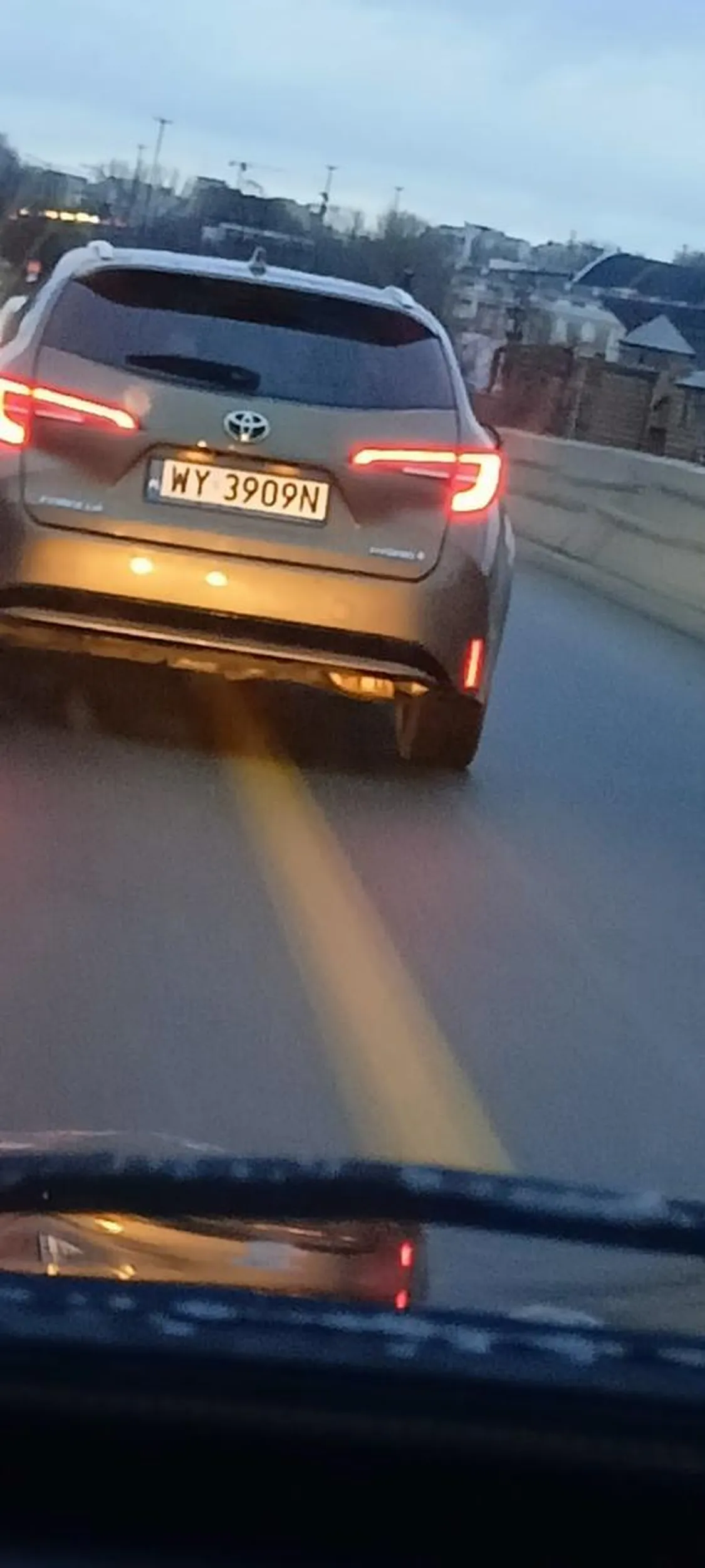 Typ blokuje lewy pas, może i bym to przegryzł ale przesadził wyrzucając peta przez okno. Mogłeś sobie typie kupić auto z popielniczkami a nie śmieci na drogę wyrzucasz. A i ciągła linia to ciągła linia , ona jest nadal ciągła nawet jak mrugasz i wydaje się przerywana to jest ciągła.