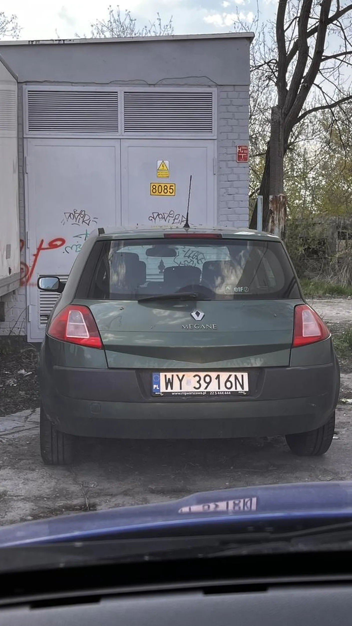 Koło 16:30 troglodyta wyjechał na czołówkę na Powązkowskiej przecinając podwójną ciągłą, bo musi sobie skręcić w lewo, a, że nie miał wystarczająco miejsca to przejechał kawałek pod prąd lewym pasem na ruchliwej ulicy narażając ludzi jadących prawidłowo swoim pasem z naprzeciwka. Gdyby nie refleks to mogłoby się to rożnie skończyć. Prawo jazdy chyba w chipsach znalazł lub na polu teściowej robił.