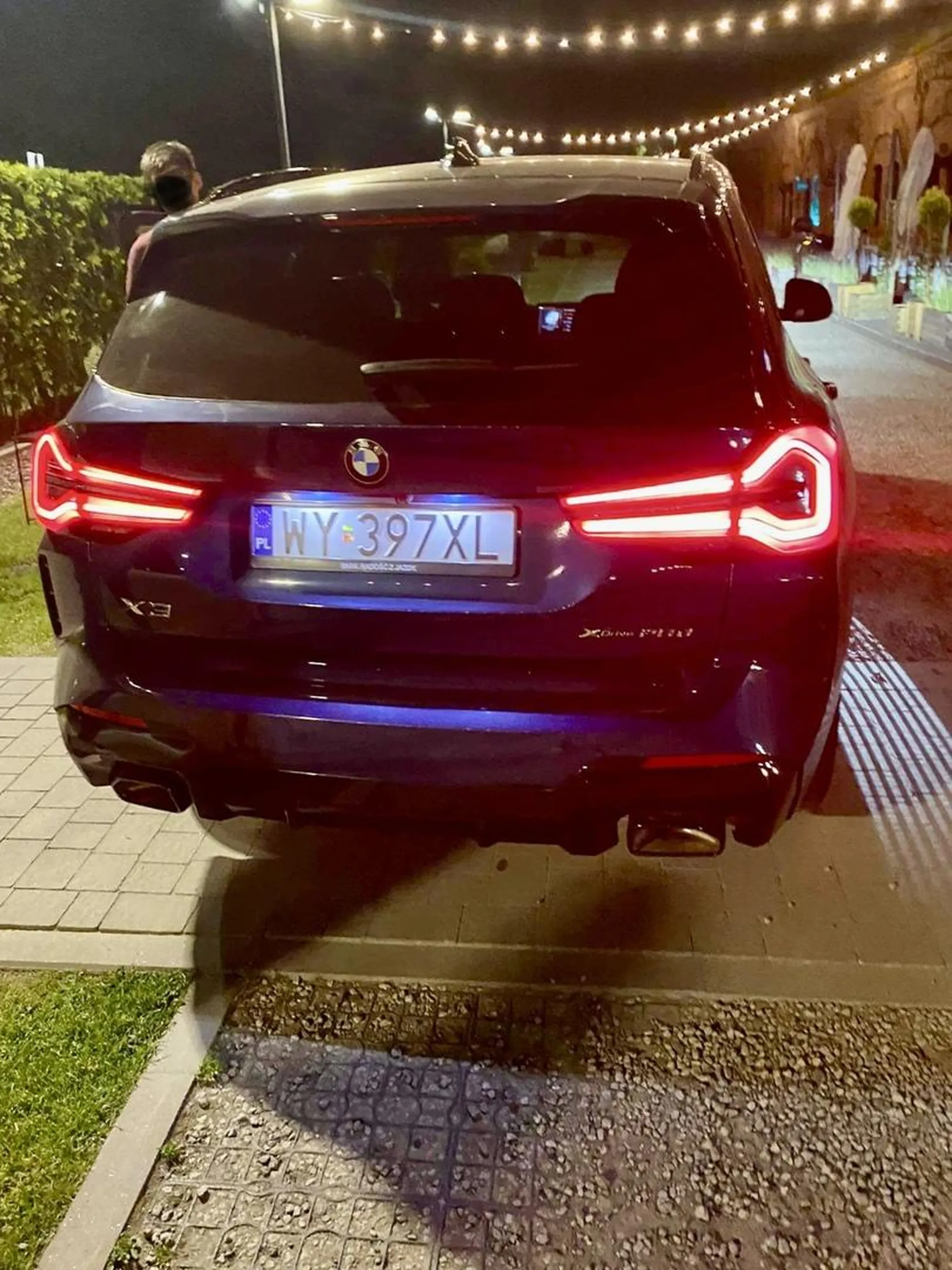 Typowy BMWiarz. Wjechal z impetem w strefe ogródków restauracyjnych do znajomych na imprezie i potrącił psa. Zero odpowiedzialności, współczucia i chęci pomocy. Pies wylądował u weterynarza z poważnymi obrażeniami.