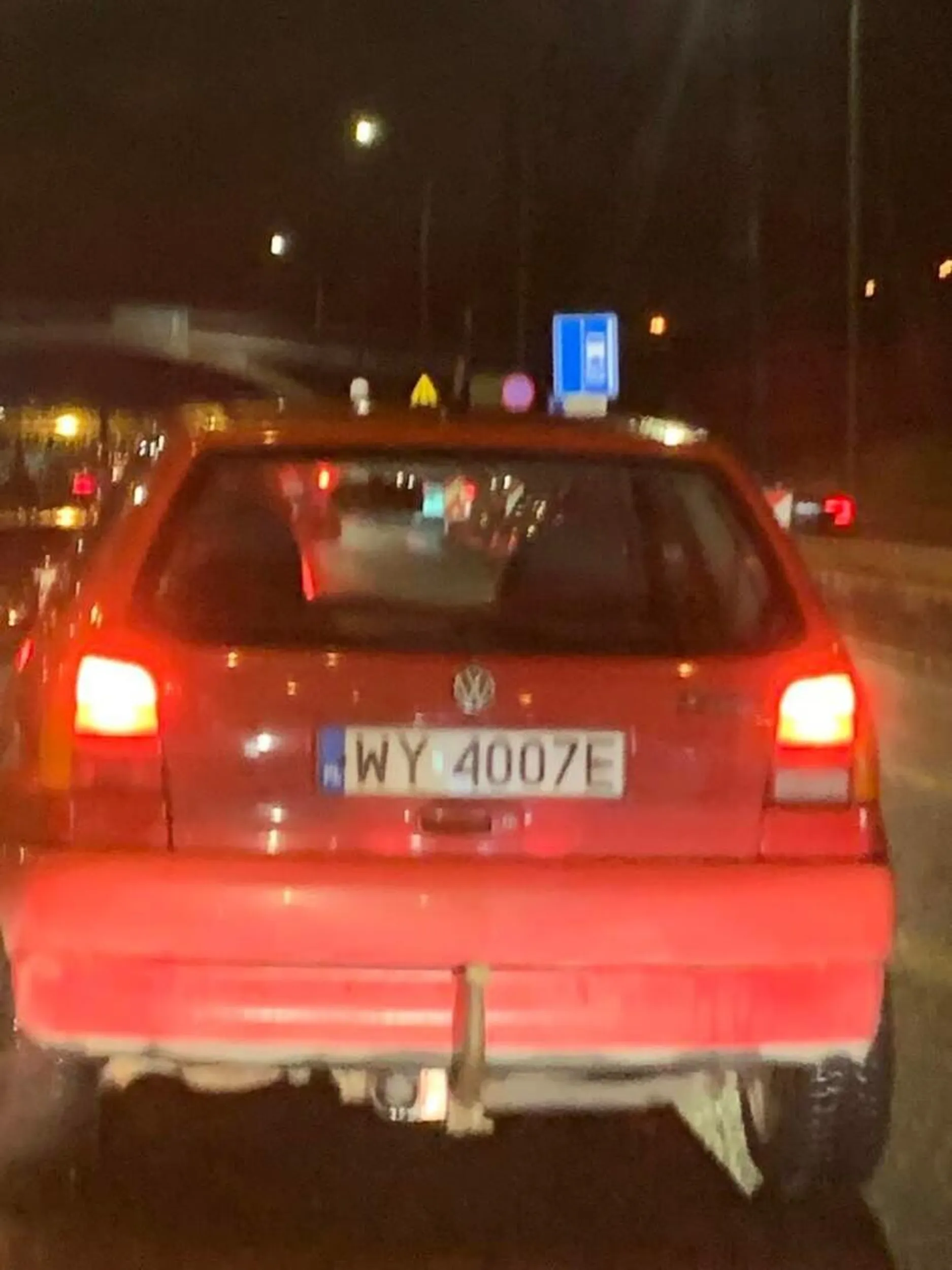 nierozumie zasady jazdy na suwak. chamsko przyśpiesza w ostatniej chwili, aby nie wpuścić z pasa zanikającego.