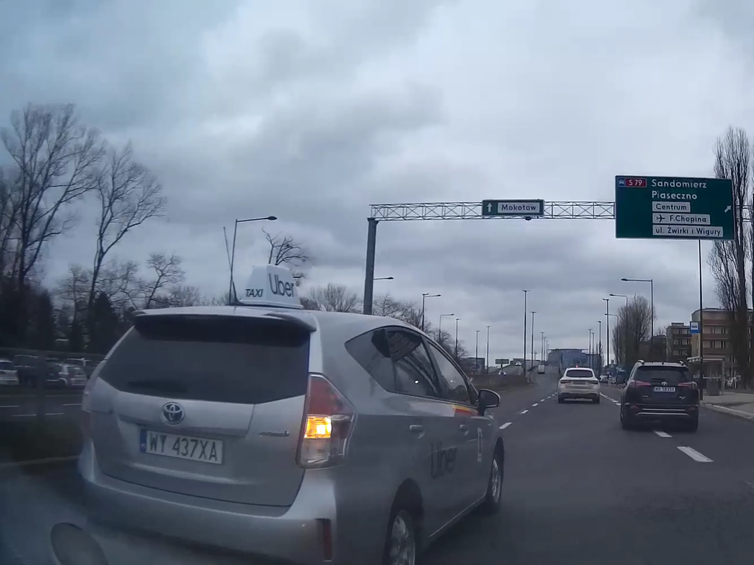 Uberowy śmieć ciśnie ile może lewym, a potem zajeżdża drogę żeby zjechać w prawo na lotnisko.
