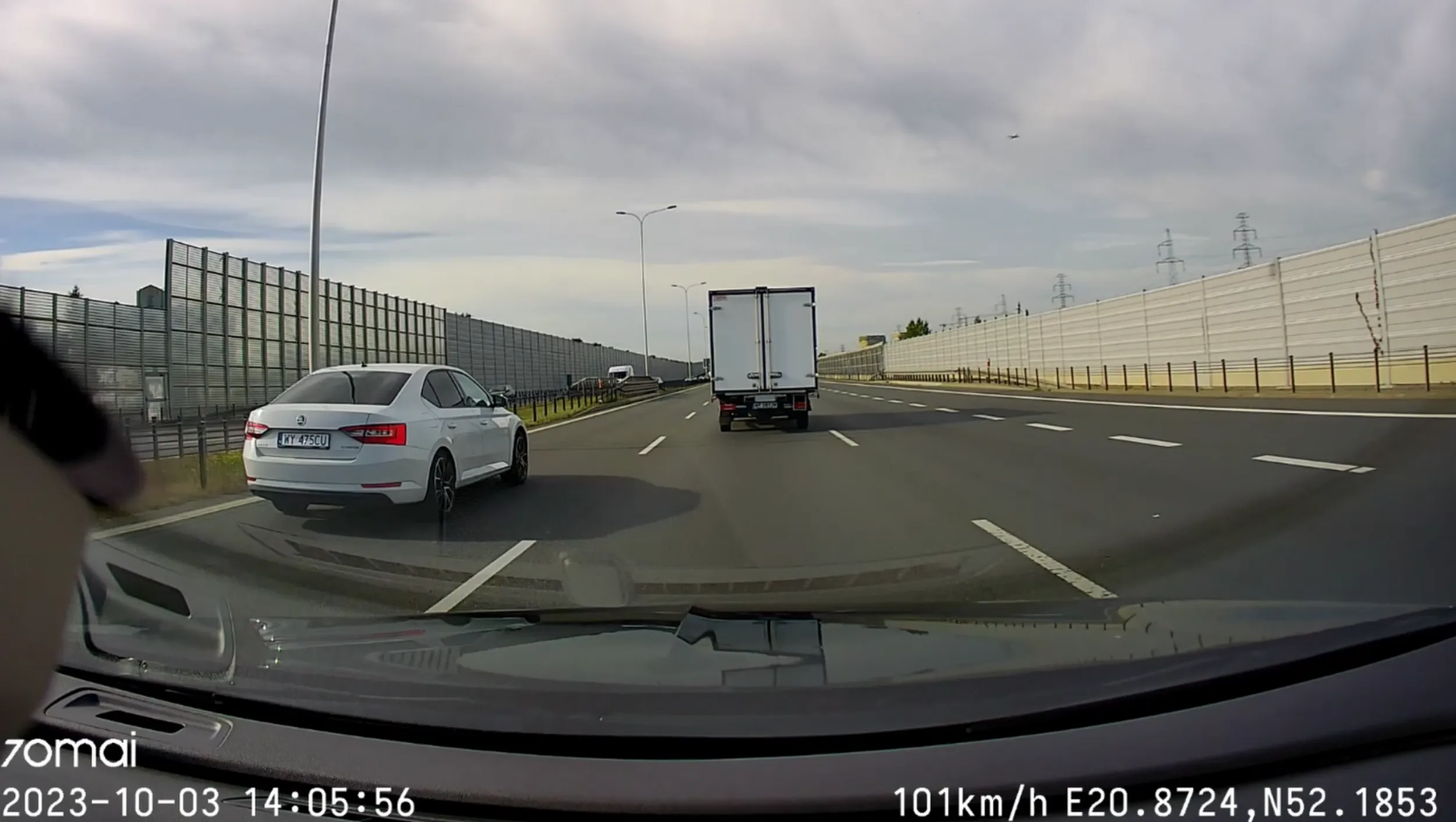 Ścinanie po 3 pasach, bez kierunkowskazu. Obwodnica Warszawy. Gdybym nie uciekł z powrotem na pas to byłoby nieciekawie...