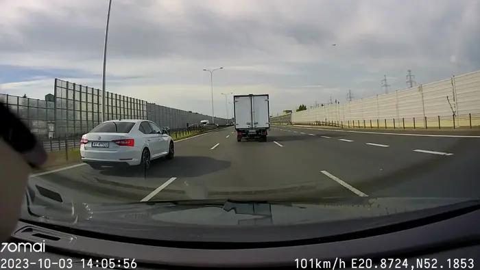 Ścinanie po 3 pasach, bez kierunkowskazu. Obwodnica Warszawy. Gdybym nie uciekł z powrotem na pas to byłoby nieciekawie...