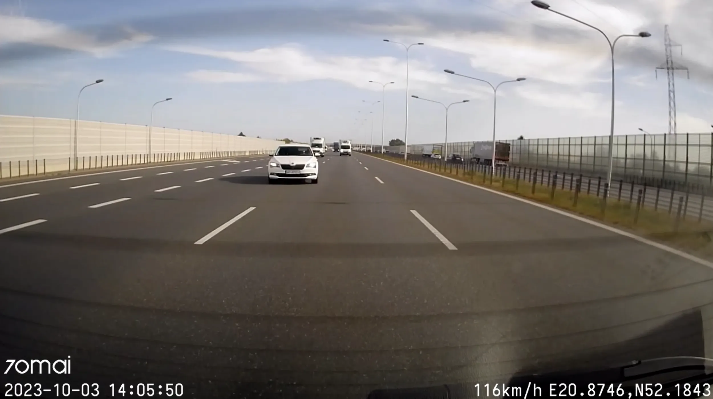 Ścinanie po 3 pasach, bez kierunkowskazu. Obwodnica Warszawy. Gdybym nie uciekł z powrotem na pas to byłoby nieciekawie...