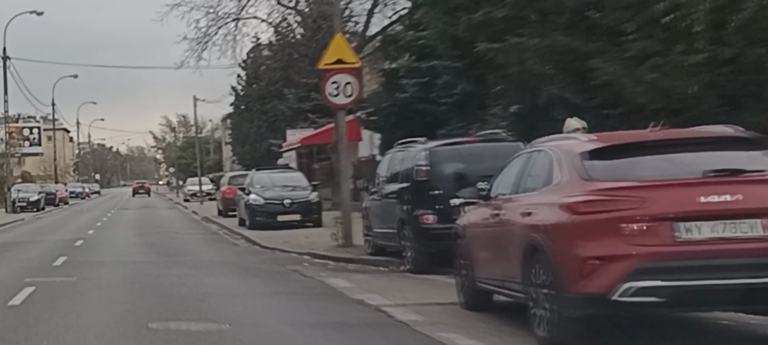 Kierowca staje autem w zatoce przystanku autobusowego i ma w dupie wszystkich bo pewnie popiera Niemca  Donald Tuska.