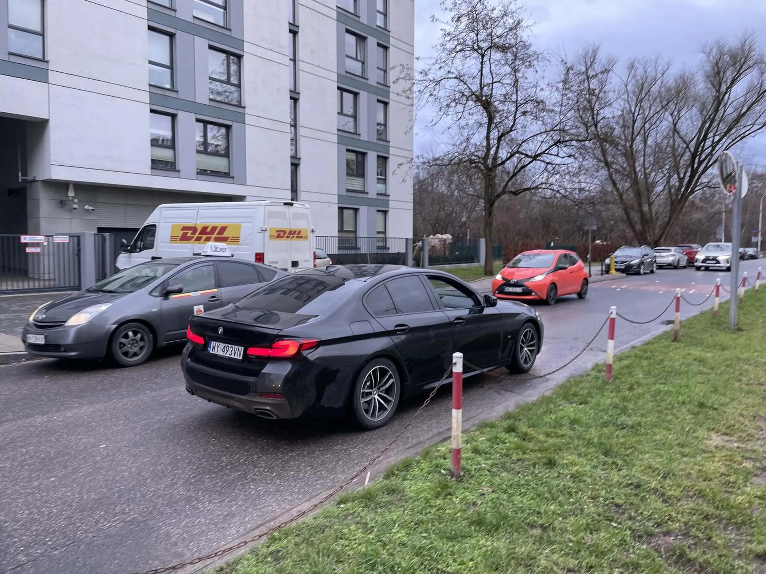 Jechał osiedlową ul. Bluszczańską w Warszawie w dość sporym odstępie od krawężnika i długo trąbi, bo ktoś jedzie przeciwnym pasem. Niestety ulica jest wąska, ale nie jest jednokierunkowa. Na grzeczne zwrócenie uwagi by tak długo nie trąbił, bo właśnie obudził śpiące dziecko w wózku, zaczyna wyzywać, machać rękami, przeklinać i chce sie bić. Chyba pora udać sie na leczenie lub zacząć jeździć komunikacją miejską. Nie lubię sprzeczek, ale następnym razem zastanów się do kogo „startujesz” i lepiej wyluzuj, bo może się to źle skończyć