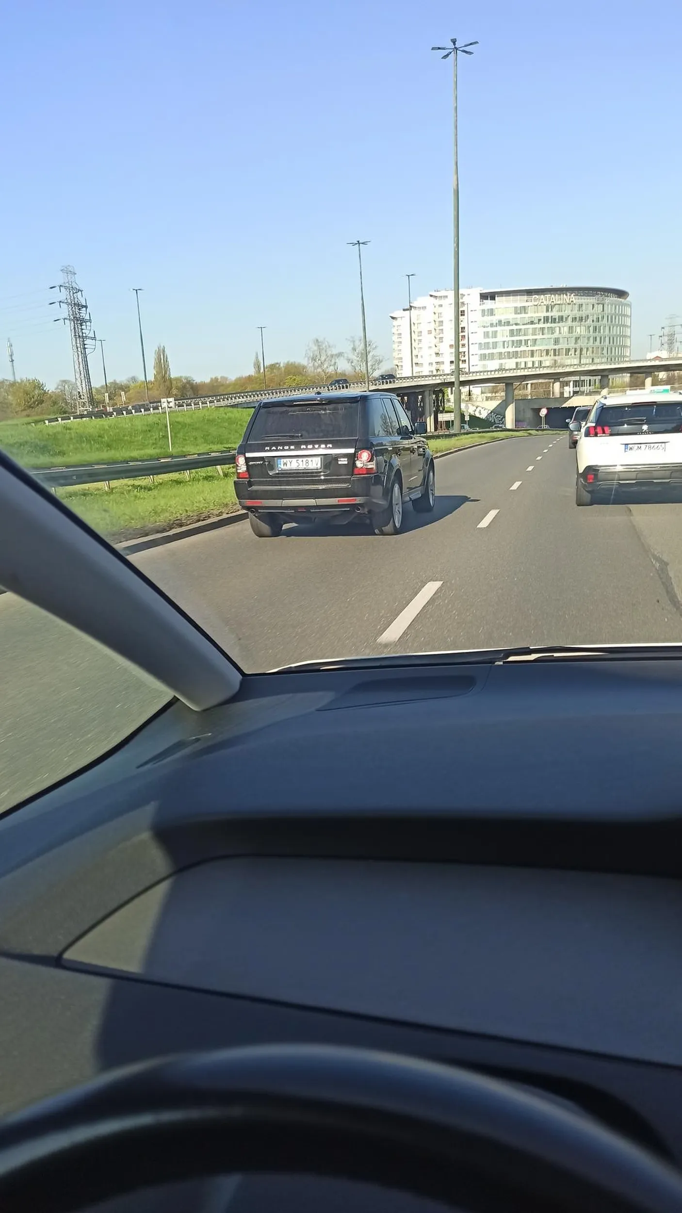 Burak, który nie wie co to jazda na suwak, a po nieudanej próbie wymuszenia pierwszeństwa mruga światłami.