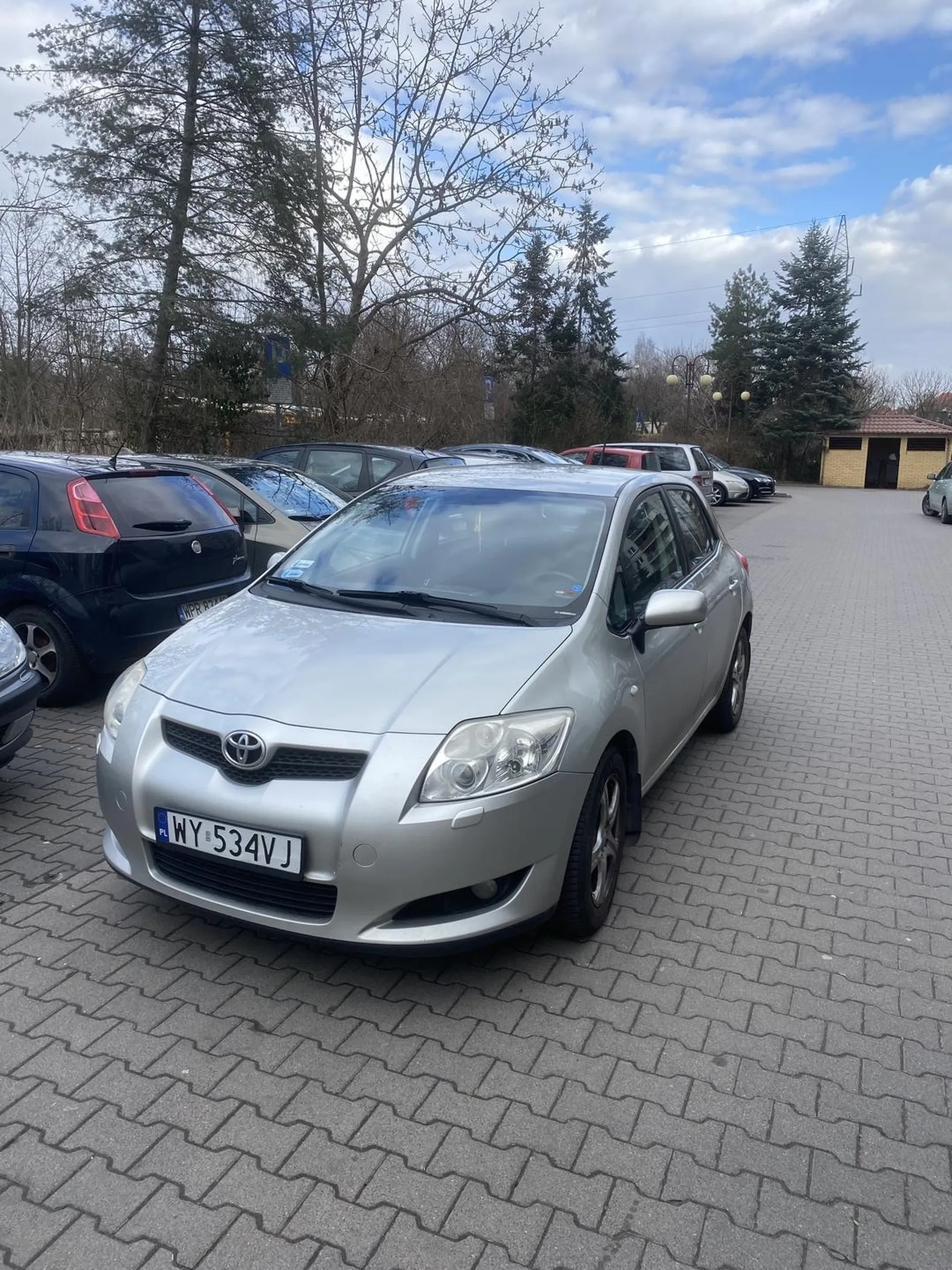 Zastawia innych ludzi, bardzo możliwe że nawet nie mieszka na tym osiedlu