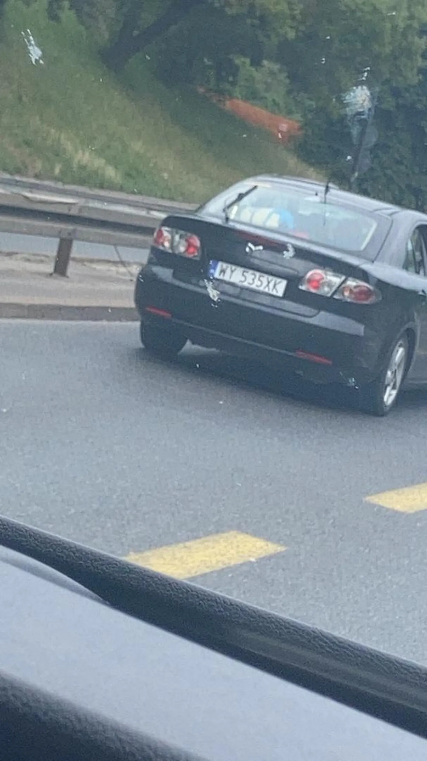 Nacpany chlop wymusza odszkodowanie w chwili gdy wjechal w tyl auta ktorym jechal nabil sie na hak i nie zatrzymal pojechal dalej smiejac sie