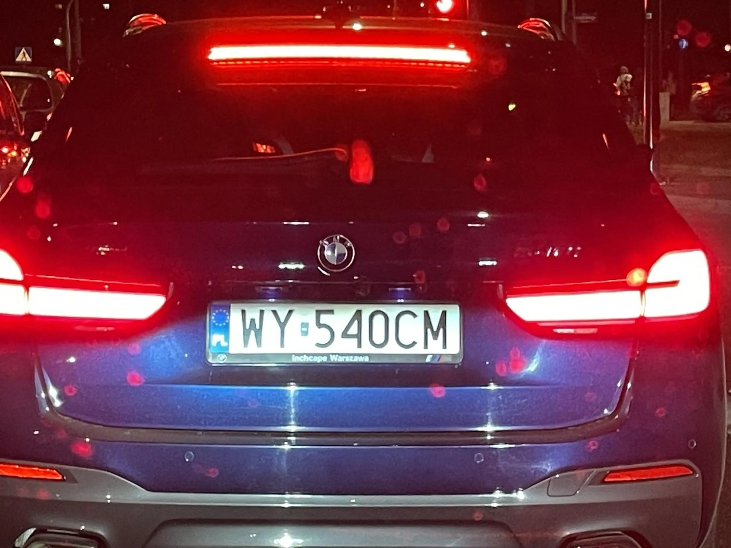 Człowiek porusza się ze znaczną prędkością w mieście, w korku, wymusza pierwszeństwo, zajeżdża drogę, a na zwrócenie uwagi światłami hamuje do zera. Zero wyobraźni i kultury na drodze!