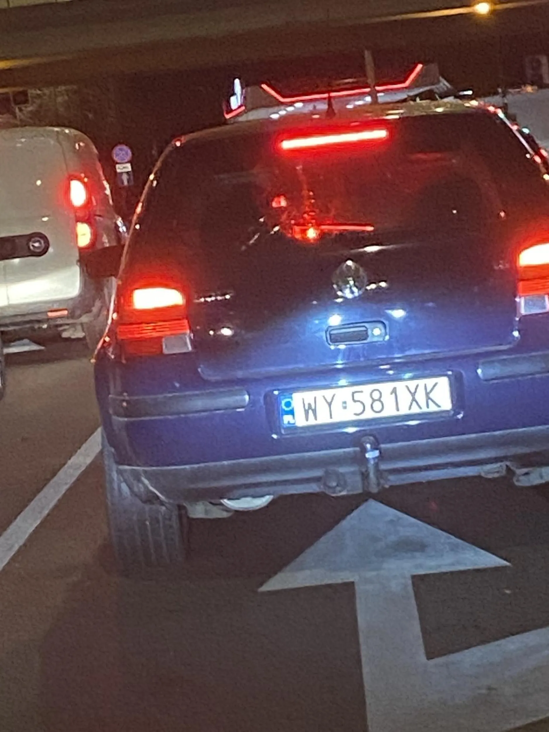 Spoczko by było jak byś używał kierunkowskazów i nie wyprzedzał auta które dokonuje manewru zmiany pasa na lewy :)