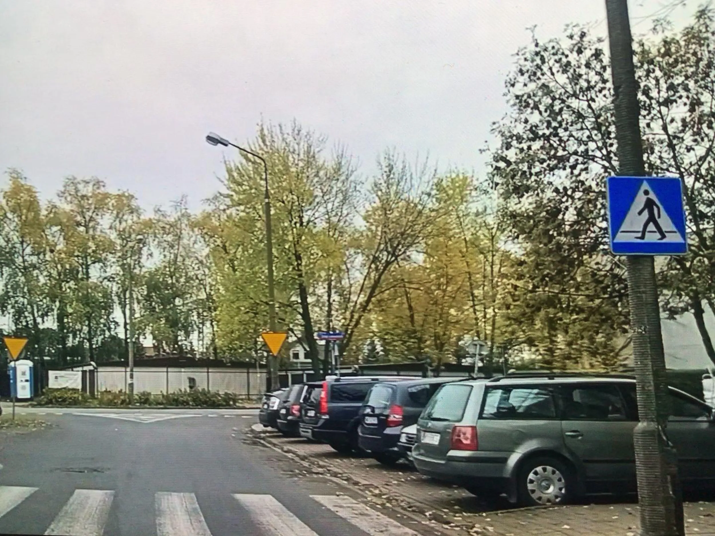 Parkowanie na przejściu dla pieszych. Ręce opadają. Ile to jest mandatu 500 czy 1000 zł.?