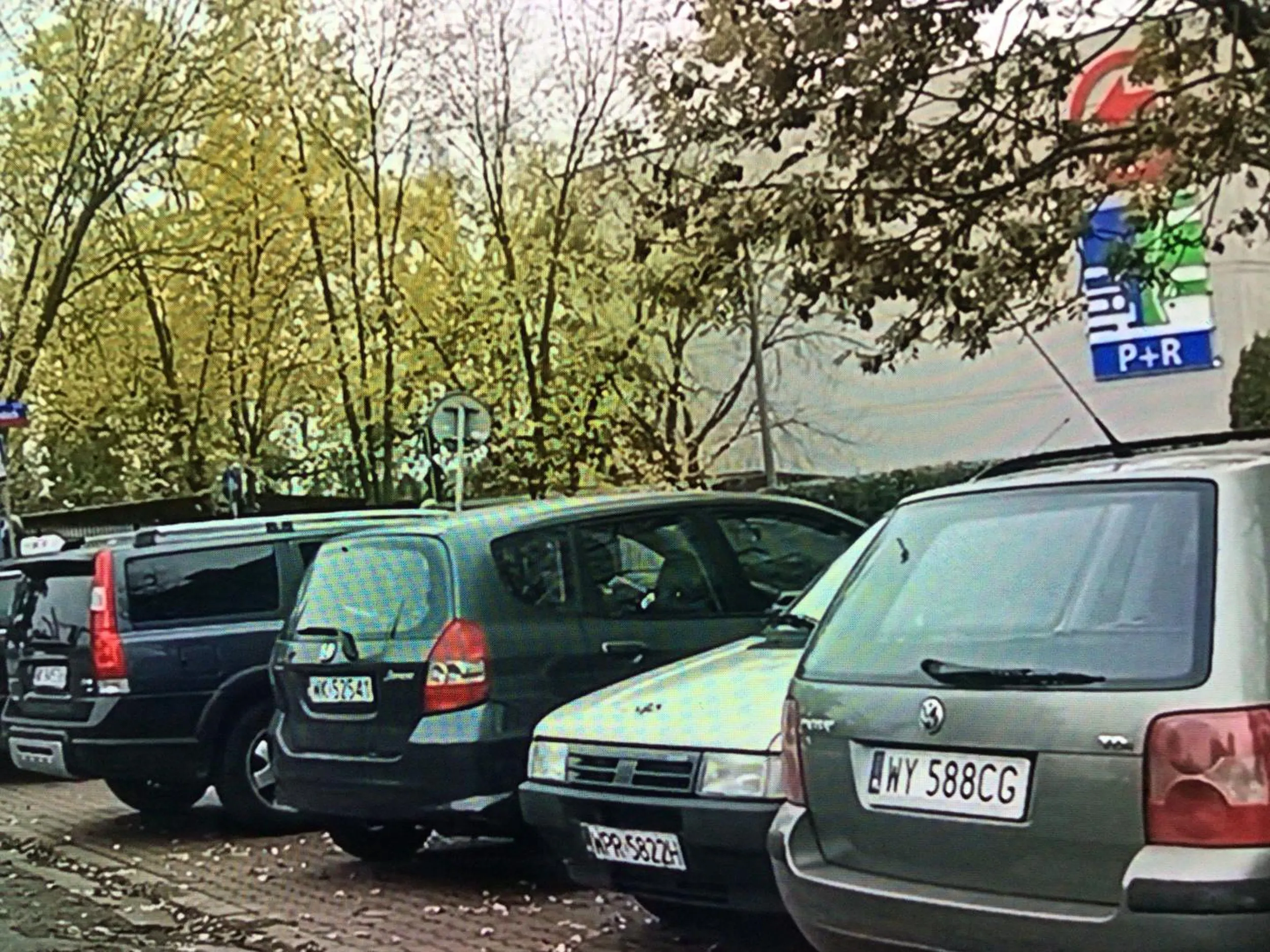 Parkowanie na przejściu dla pieszych. Ręce opadają. Ile to jest mandatu 500 czy 1000 zł.?