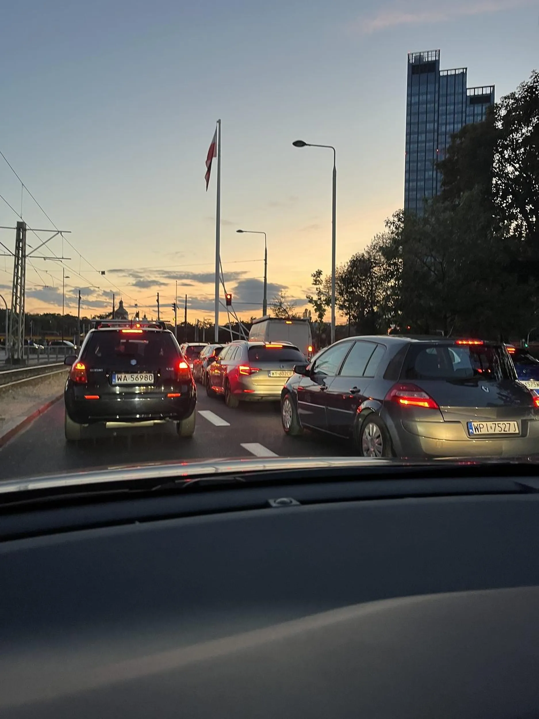 Stwarza awaryjne sytuacje na drodze.