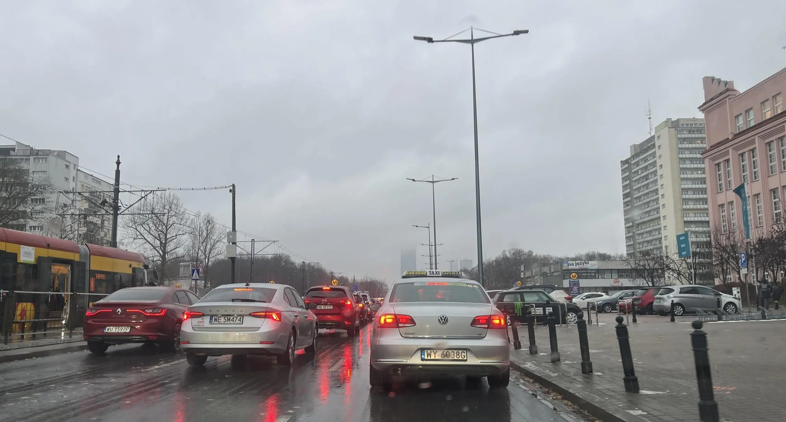 Wyjątkowy cham, pseudotaksówkarz-śmieć, który w gęstym ruchu w godzinach szczytu zmienia pasy i wpycha się bez używania kierunkowskazów. Takie dno powinno mieć zakaz wsiadania do samochodu, nie wspominając już o jakiejkolwiek jeździe zarobkowej. Nie mają kogo zatrudniać, to biorą idiotów i prostaków.  [Warszawa, Al. Niepodległości, godz. 8:40; VW Passat WY6038G firmy "Grosik"]