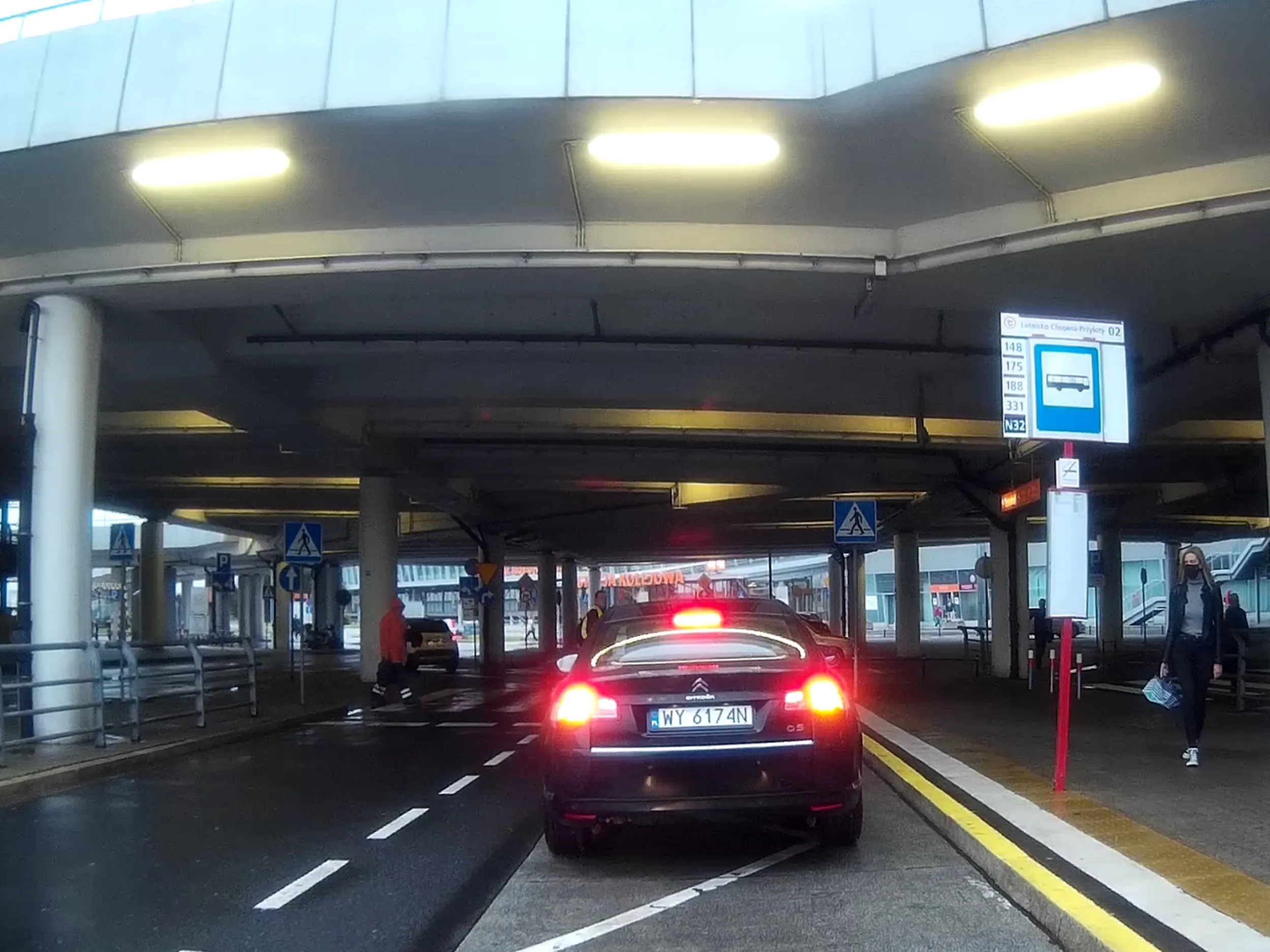 Palant blokuje przystanek autobusowy na lotnisku, chociaż jest wyznaczona specjalna strefa dla samochodów pod terminalem do przywozu i odbioru pasażerów