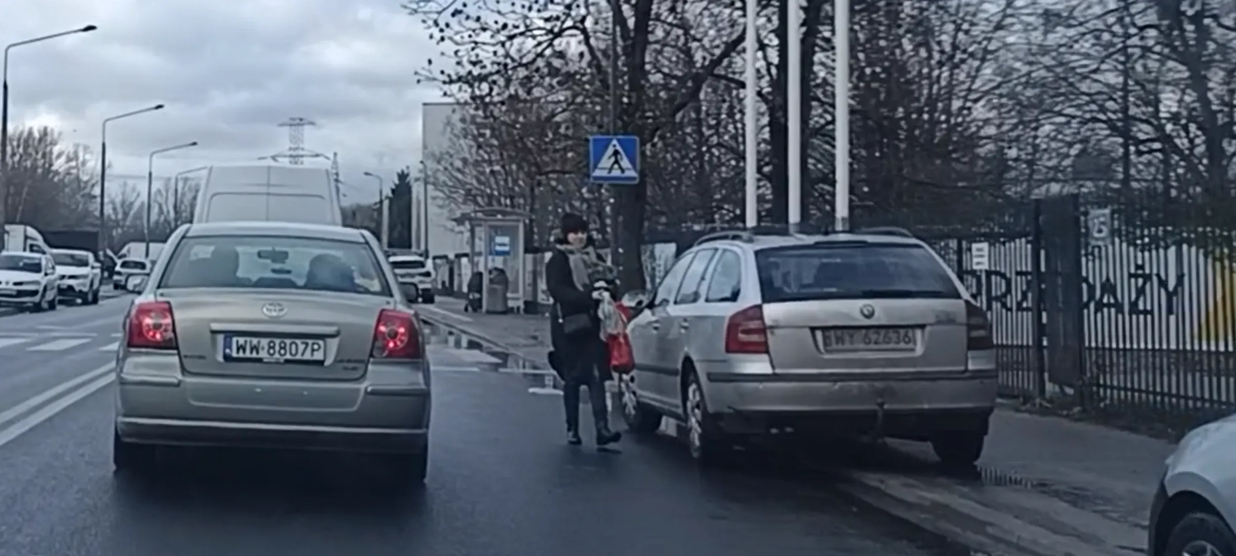 Nieprawidłowe parkowanie w odległości 5m od przejścia dla pieszych. Siadaj, Pała!