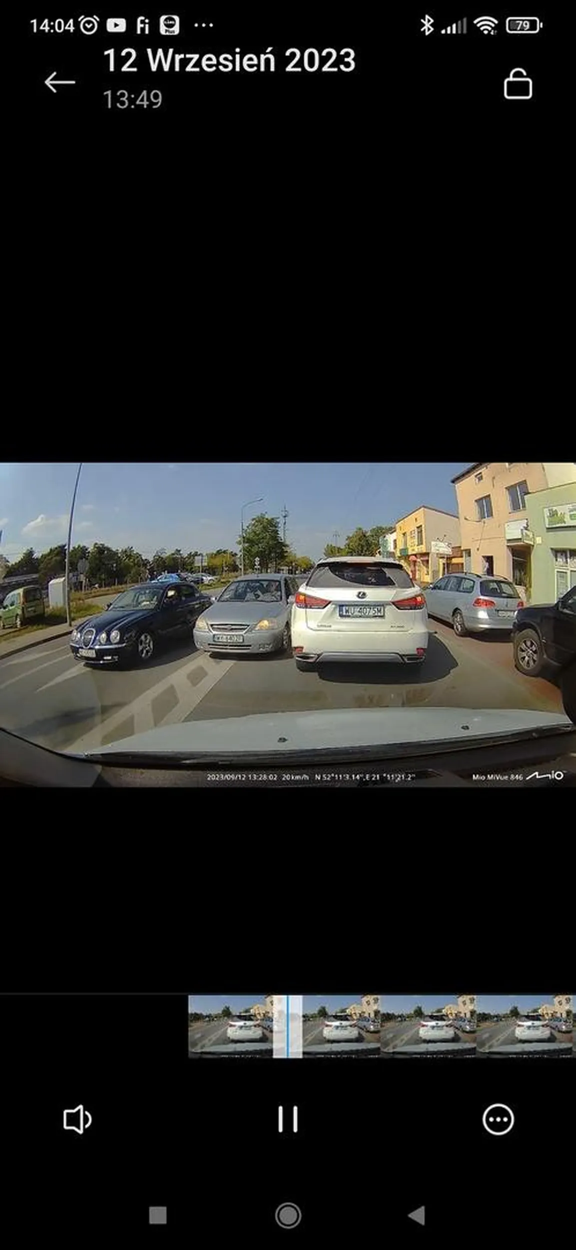 Mistrz z kia. Jak już odjebał ten manewr to potem przyjebał w żółty słupek i pojechał dalej. Kompletny kretyn