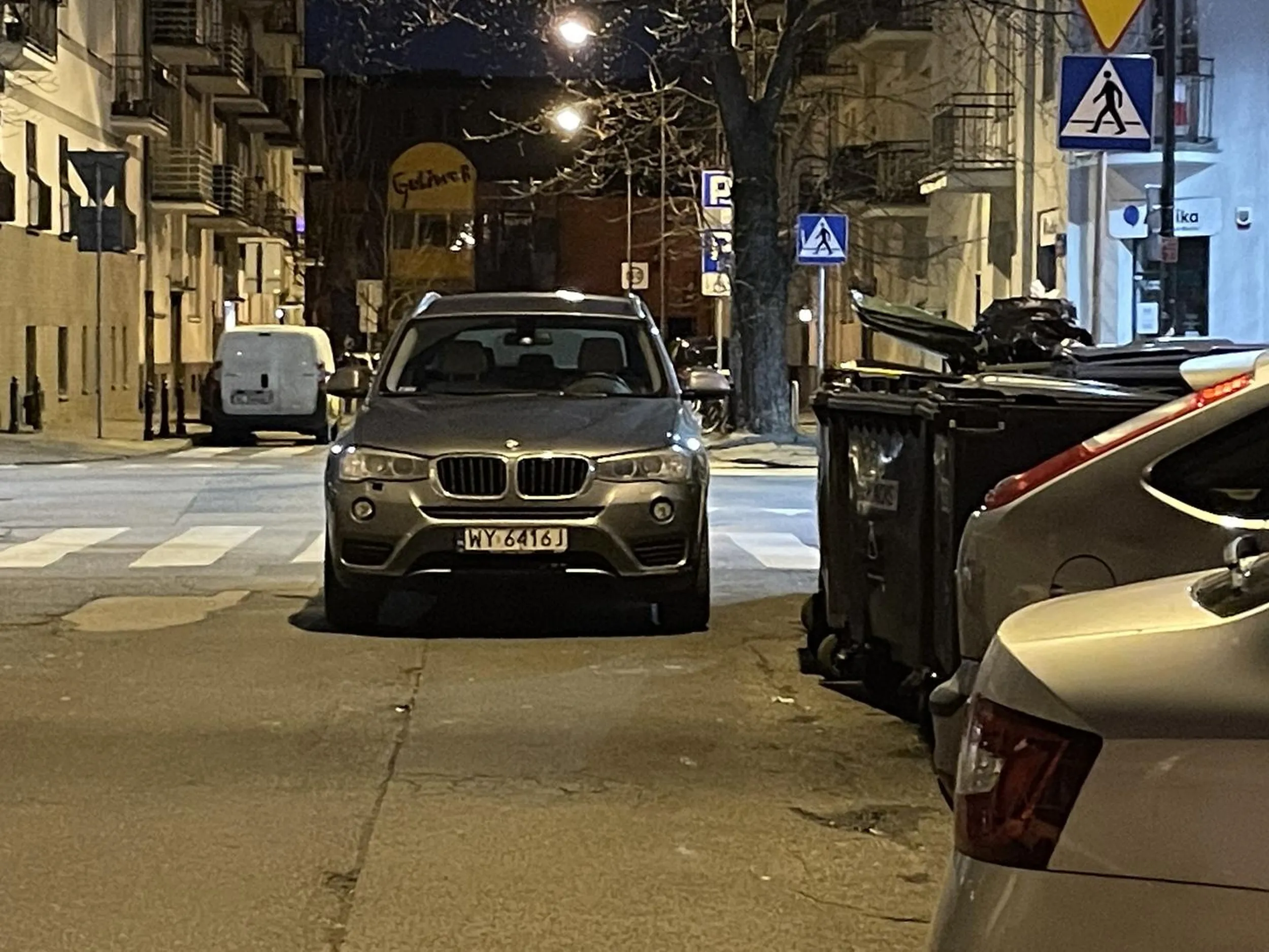 Mistrz parkowania, dla takich kierowców w ogóle nie trzeba miejsc. Dno